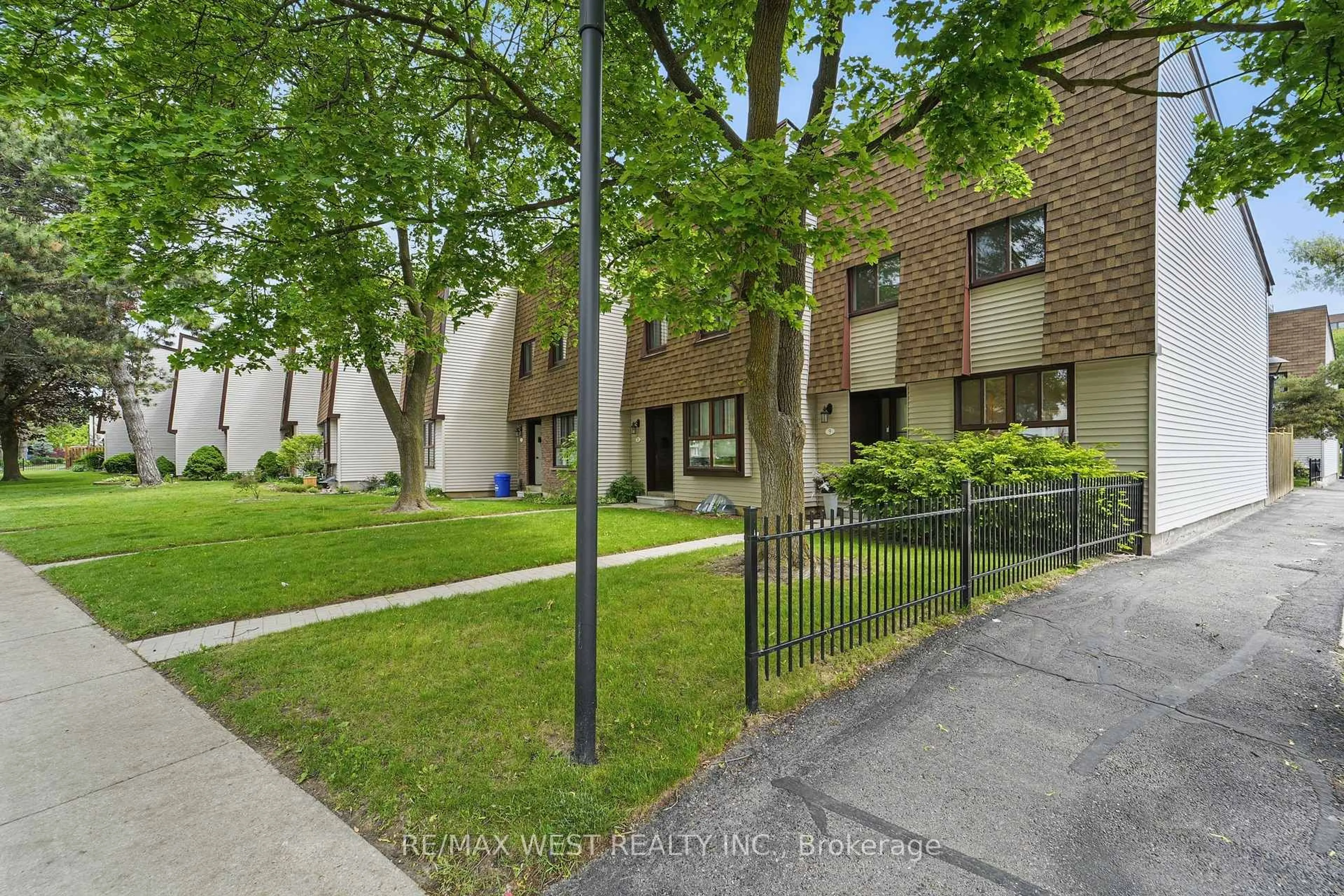Unknown for 189 Springhead Gdns #9, Richmond Hill Ontario L4C 5C7