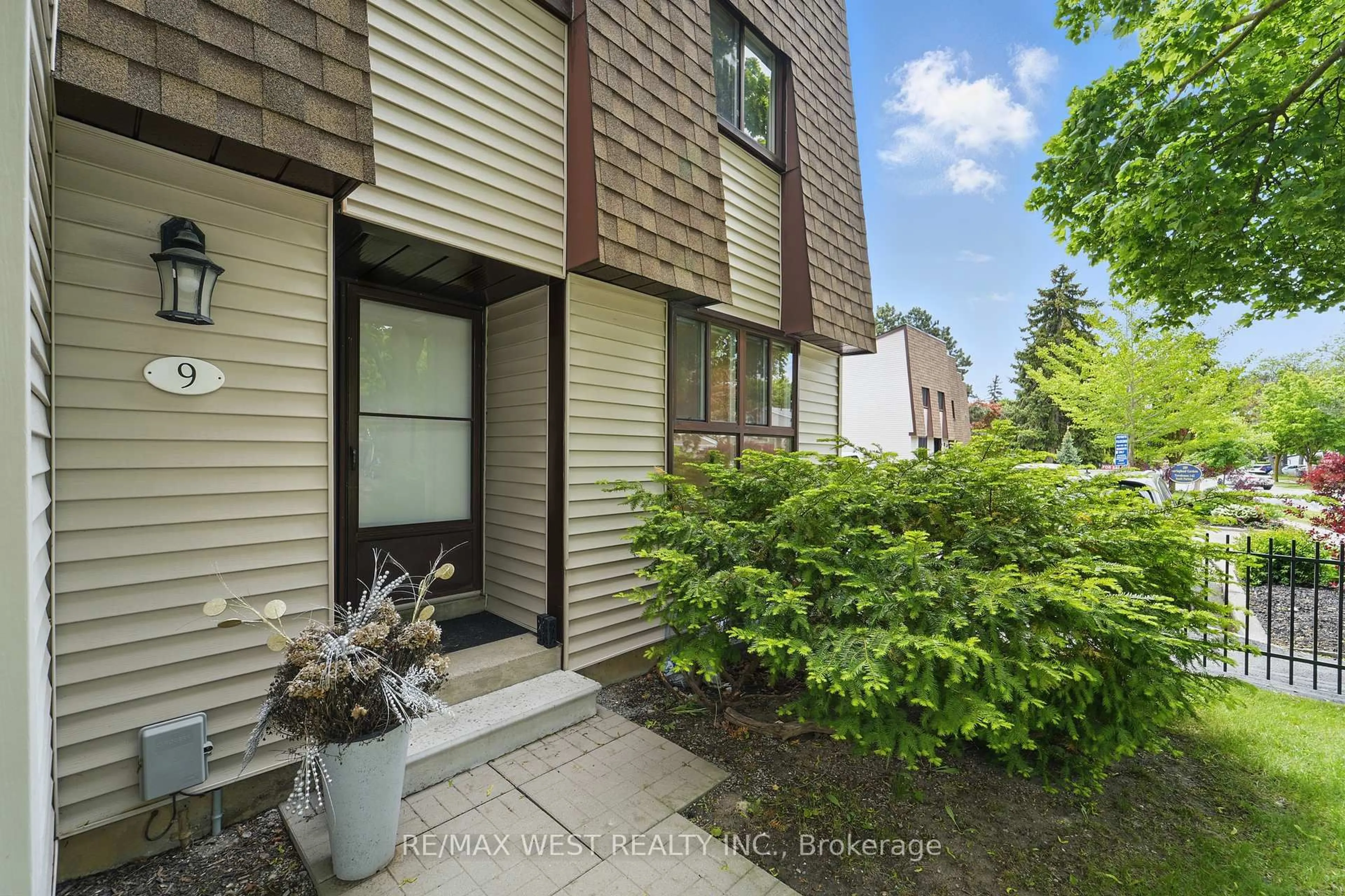 Unknown for 189 Springhead Gdns #9, Richmond Hill Ontario L4C 5C7