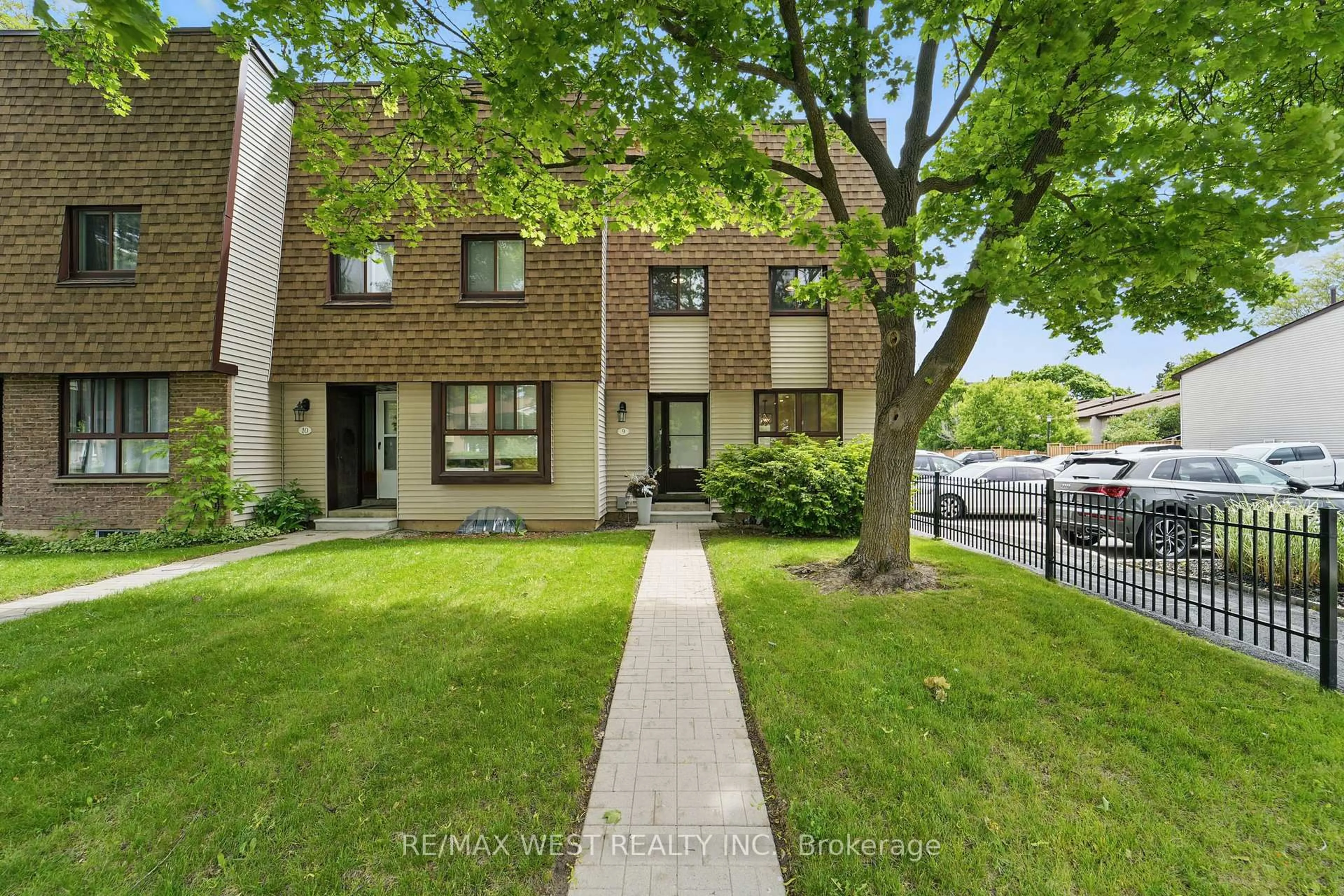 Home with brick exterior material, street for 189 Springhead Gdns #9, Richmond Hill Ontario L4C 5C7