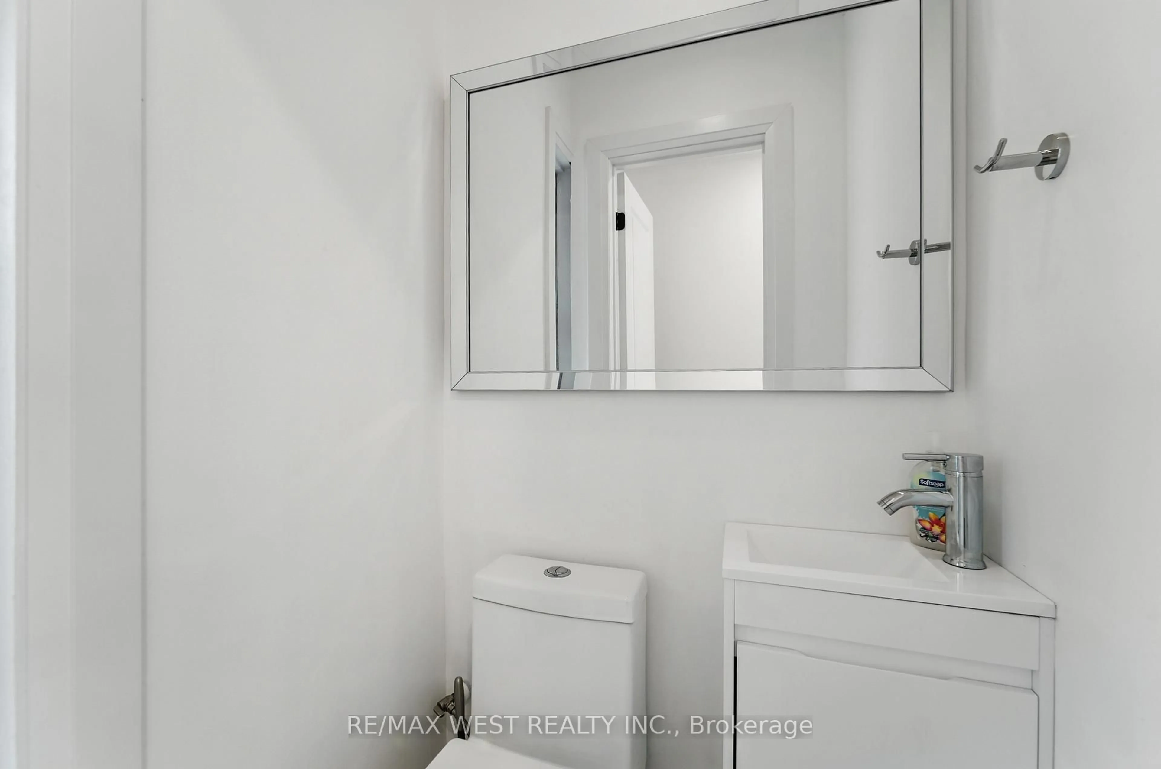 Standard bathroom, floor is not visible for 189 Springhead Gdns #9, Richmond Hill Ontario L4C 5C7