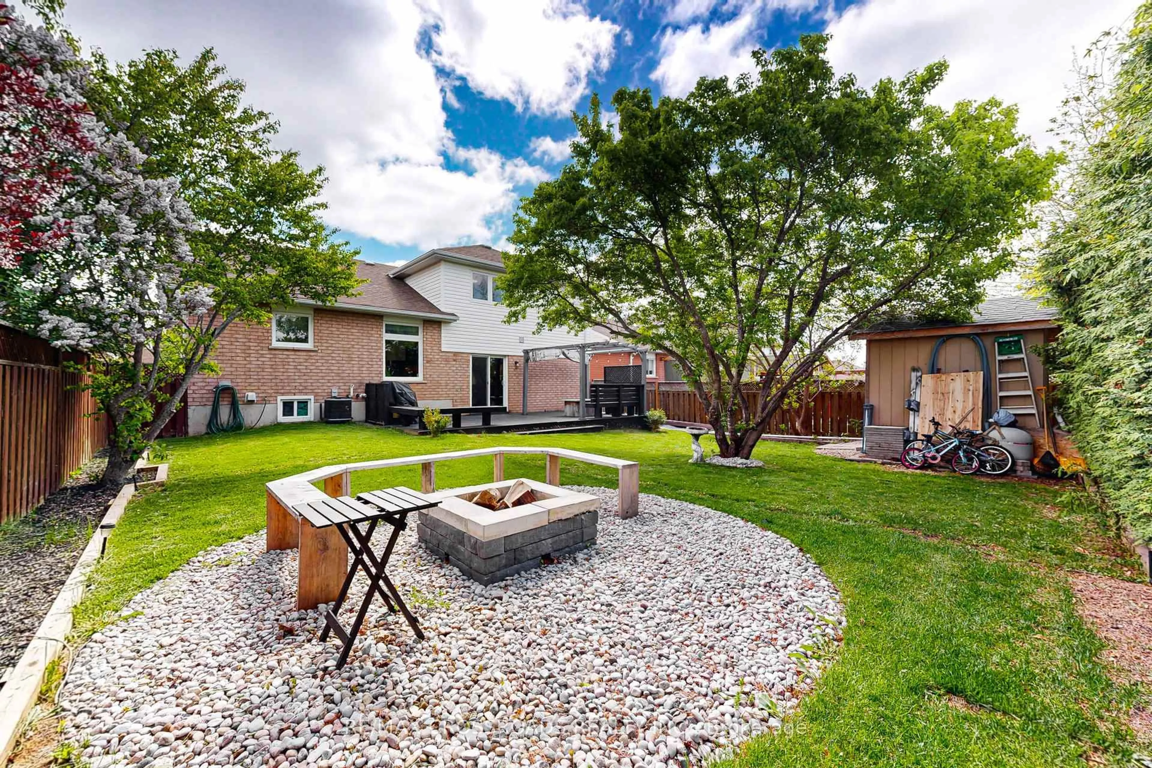 Patio, unknown for 61 Mills Crt, Bradford West Gwillimbury Ontario L3Z 2Y3