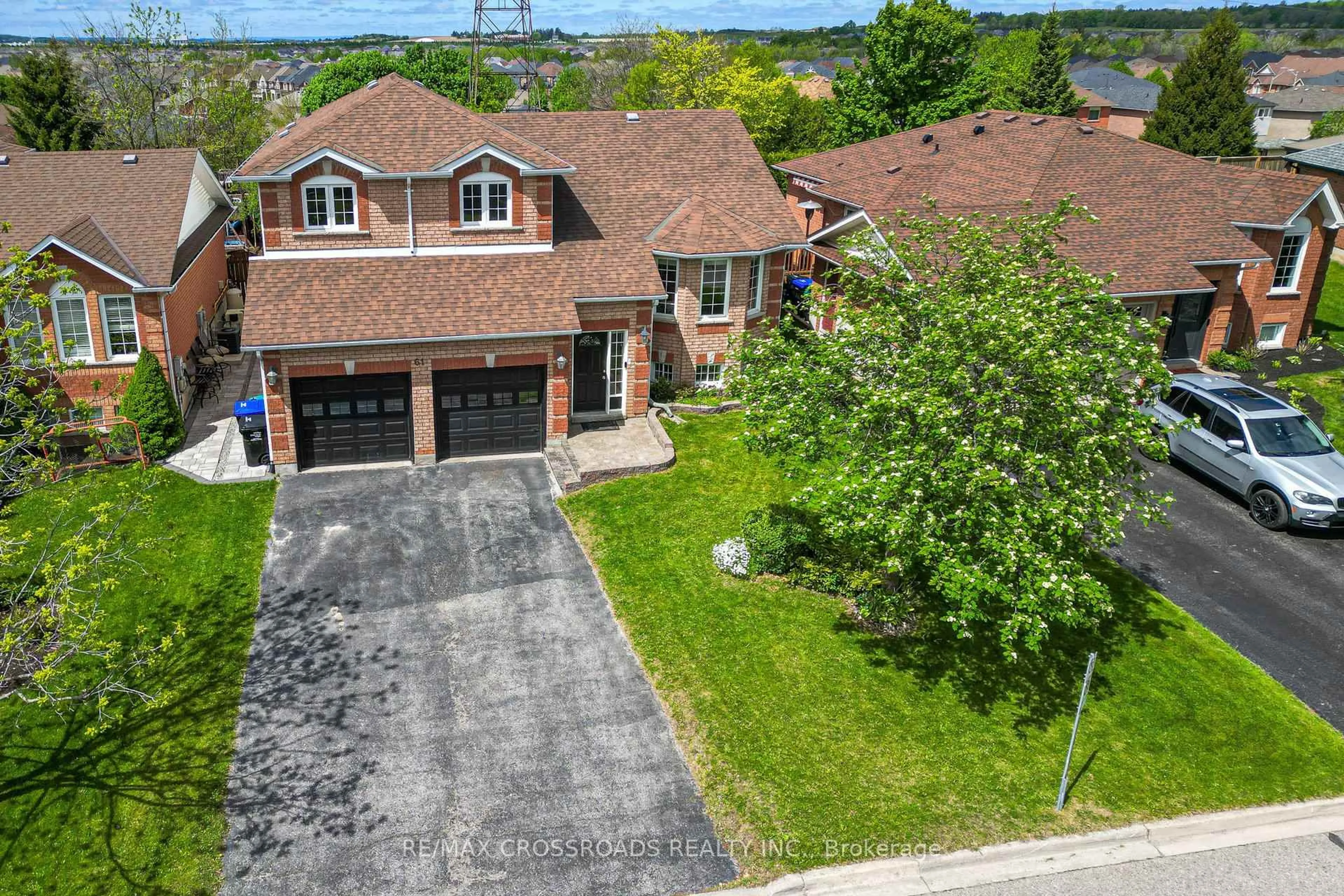 A pic from outside/outdoor area/front of a property/back of a property/a pic from drone, street for 61 Mills Crt, Bradford West Gwillimbury Ontario L3Z 2Y3