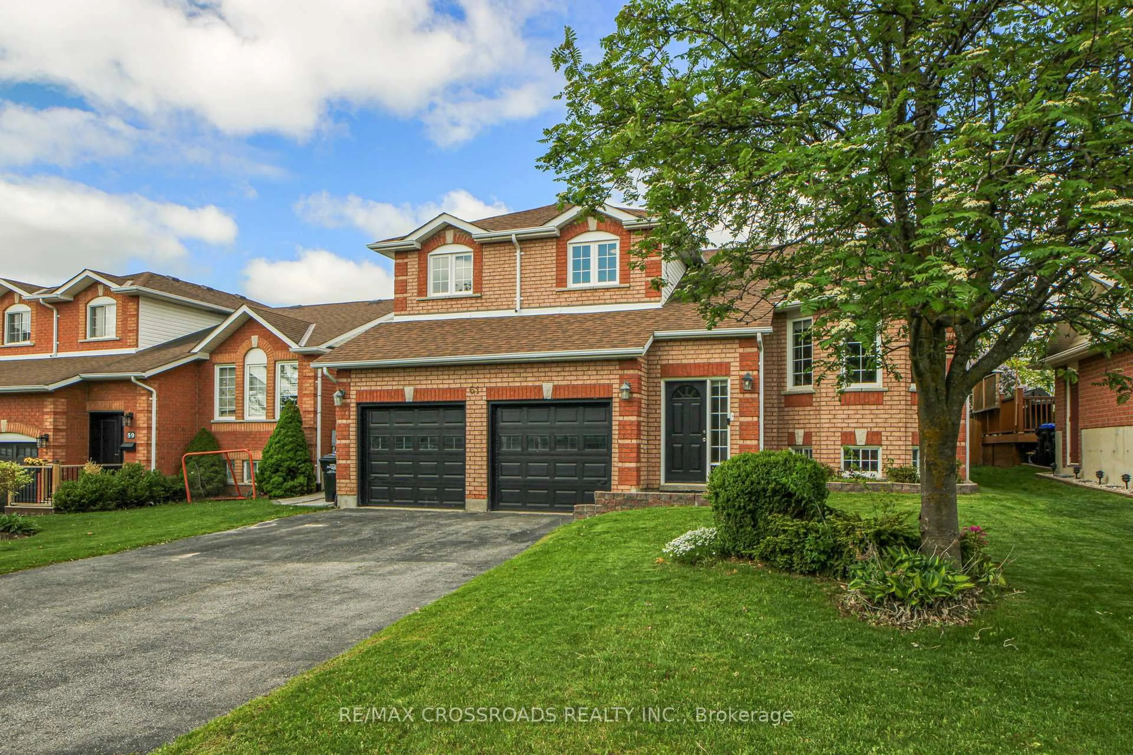 Home with brick exterior material, street for 61 Mills Crt, Bradford West Gwillimbury Ontario L3Z 2Y3