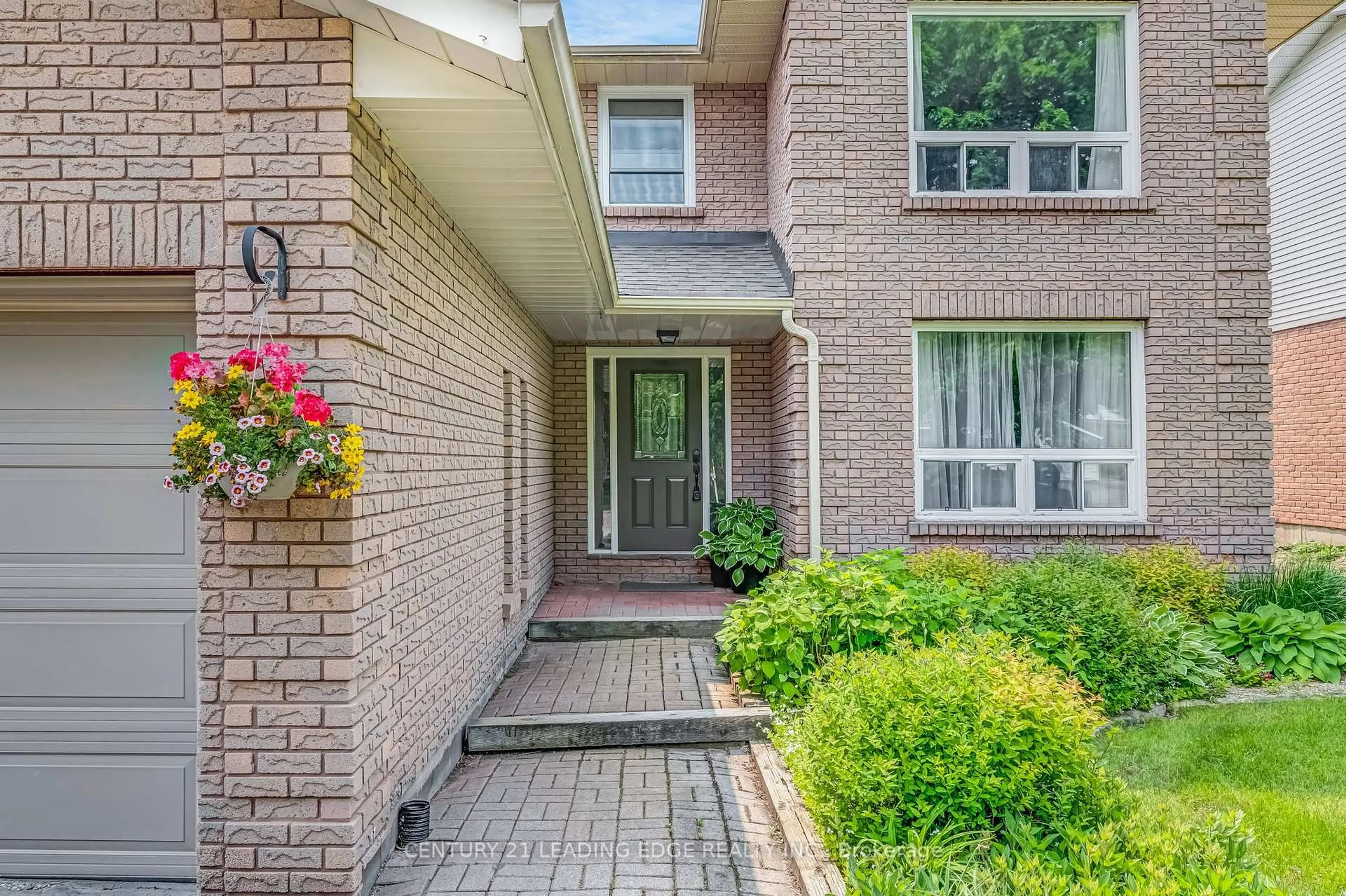 Home with brick exterior material, street for 40 Birchard Blvd, East Gwillimbury Ontario L0G 1M0