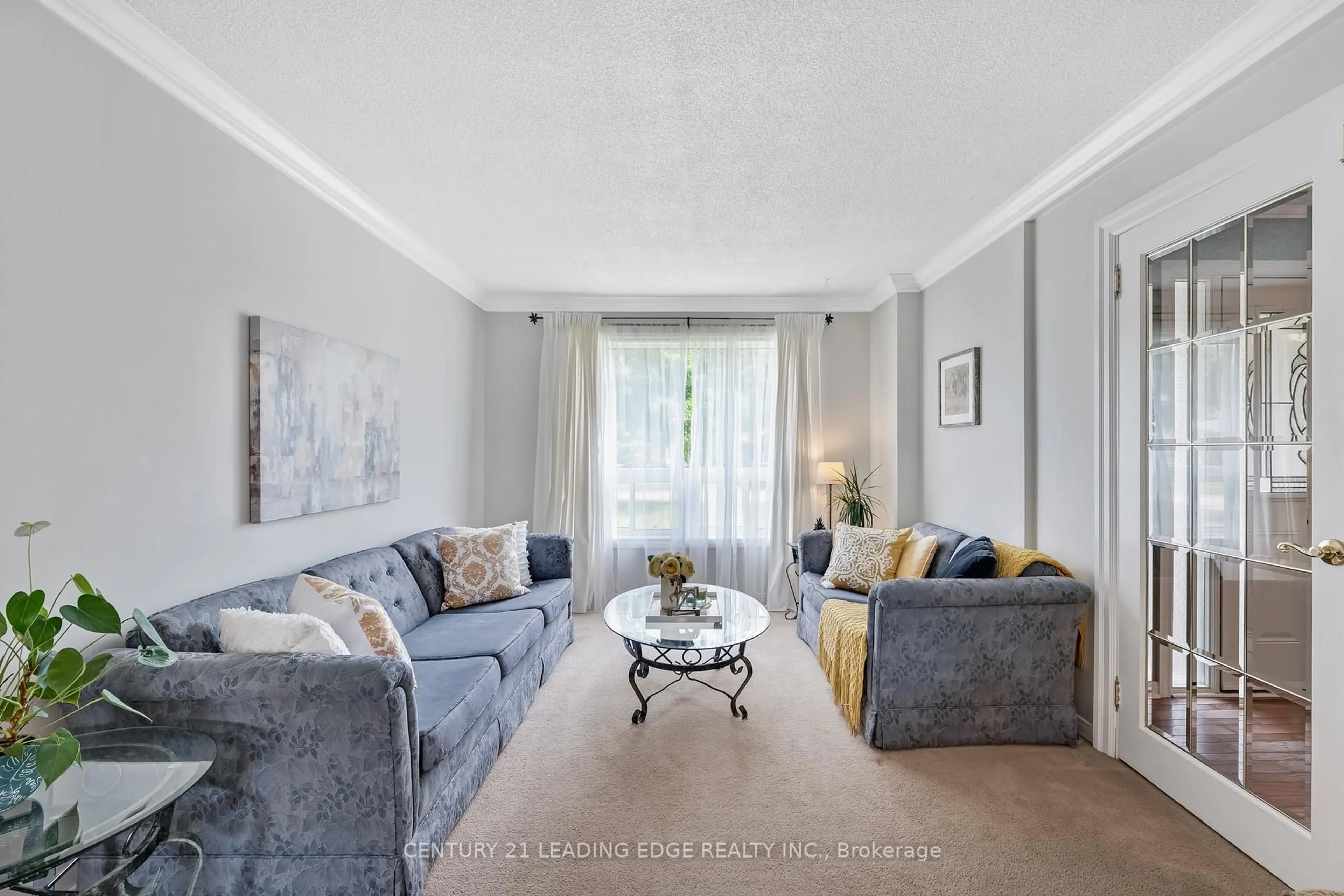 Living room with furniture, unknown for 40 Birchard Blvd, East Gwillimbury Ontario L0G 1M0