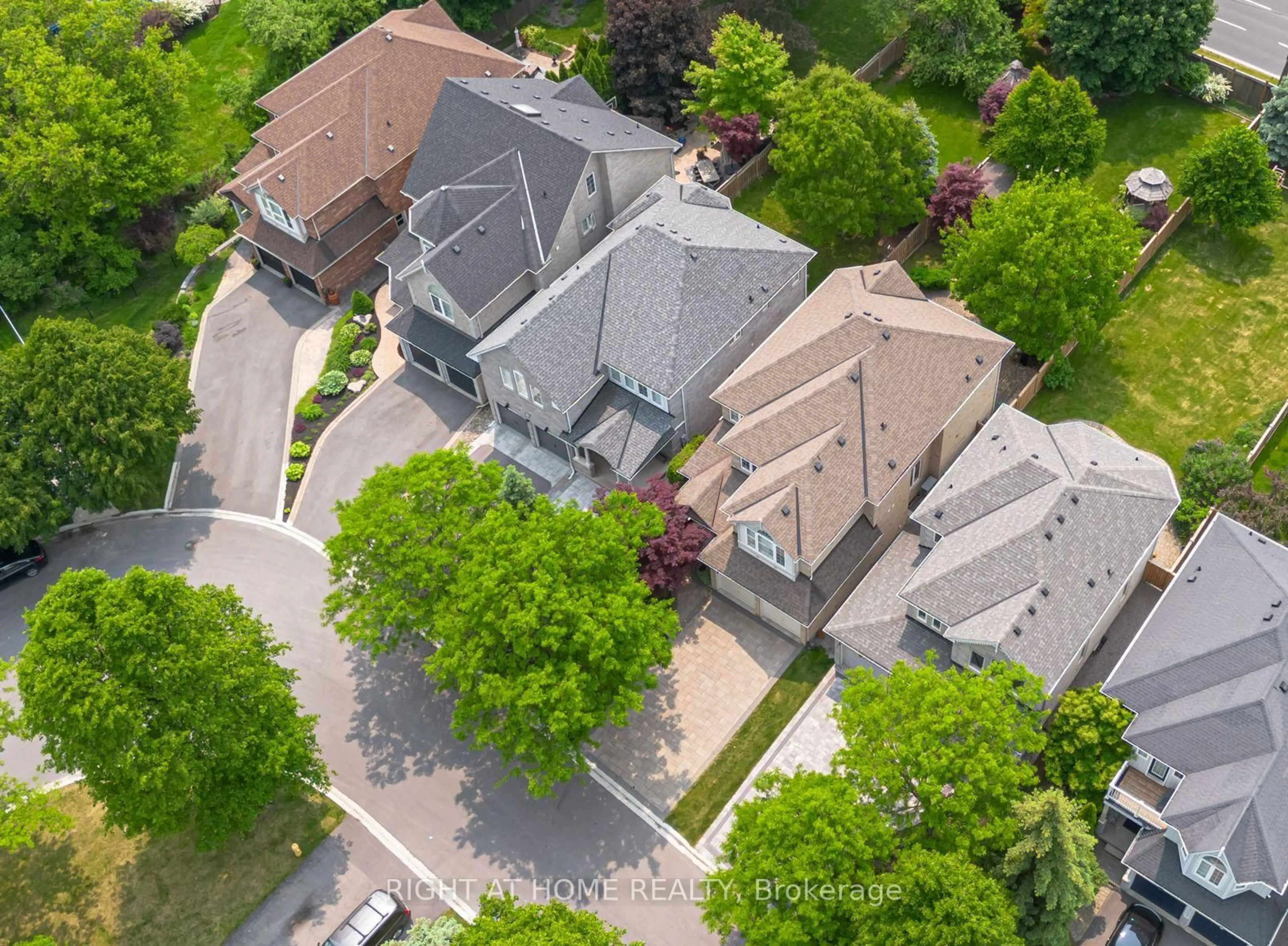 A pic from outside/outdoor area/front of a property/back of a property/a pic from drone, street for 26 Greencroft Cres, Markham Ontario L3R 3Y5