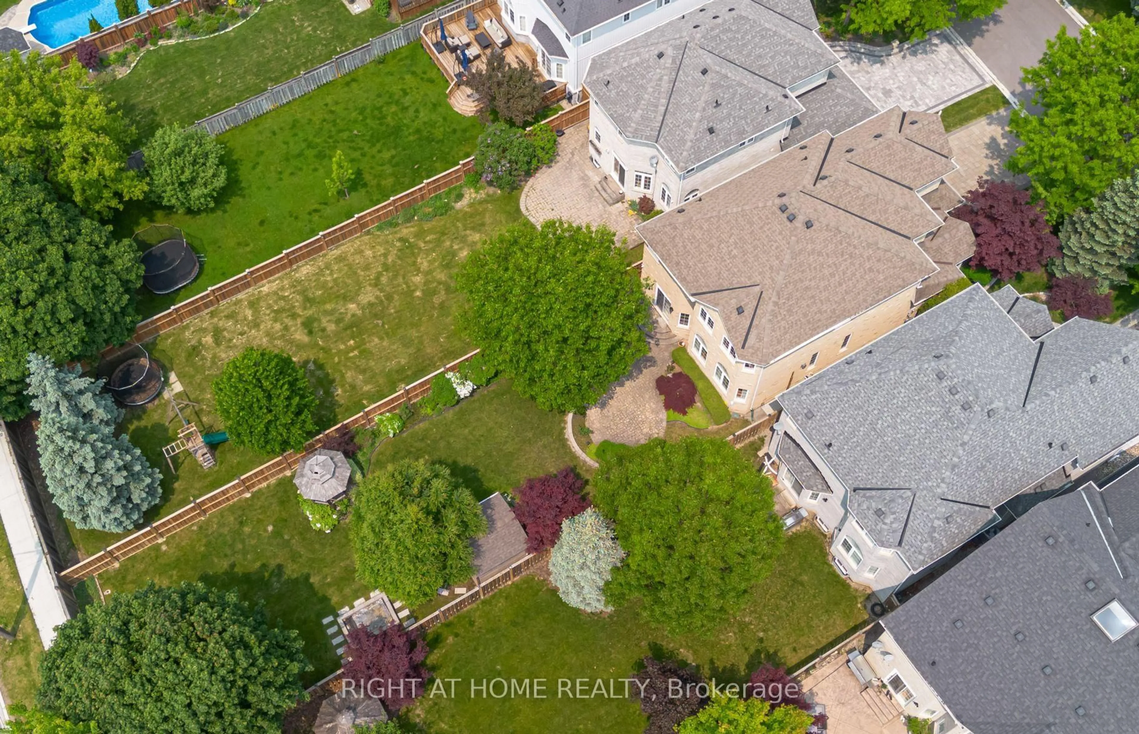A pic from outside/outdoor area/front of a property/back of a property/a pic from drone, street for 26 Greencroft Cres, Markham Ontario L3R 3Y5