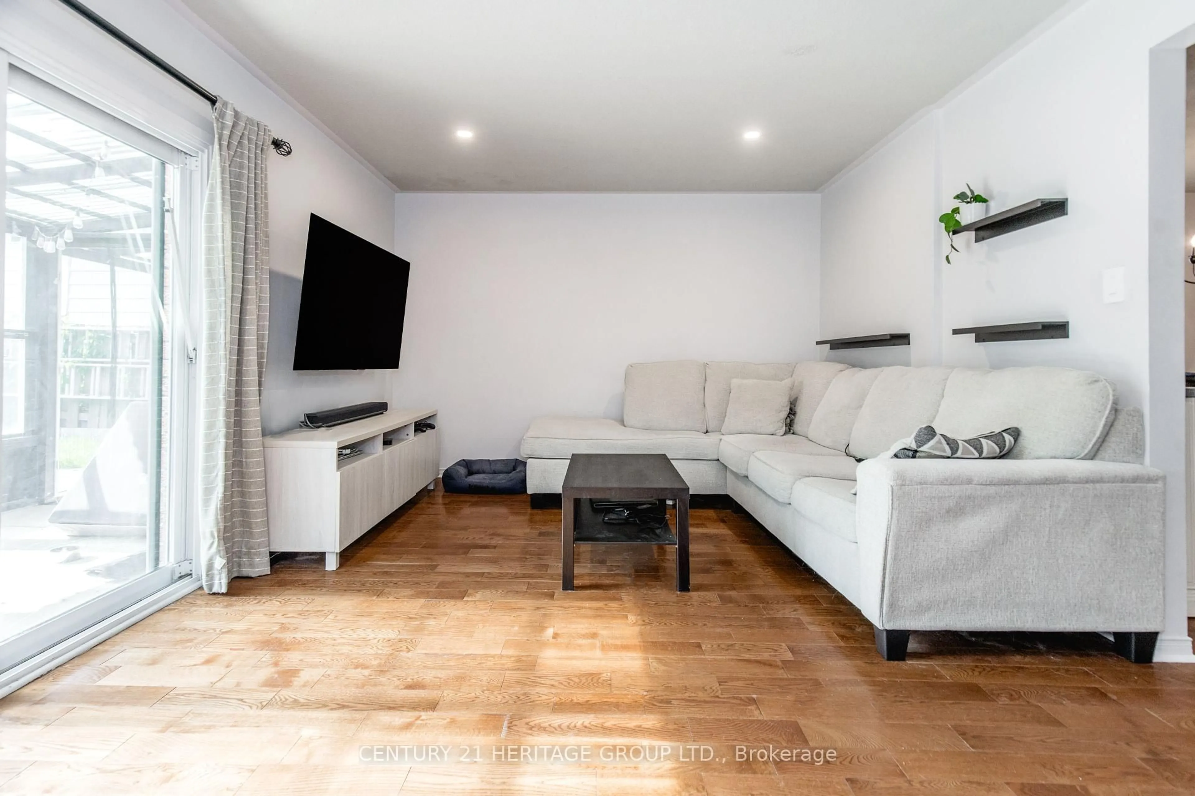 Living room with furniture, wood/laminate floor for 66 Simcoe Rd, Bradford West Gwillimbury Ontario L3Z 2B3