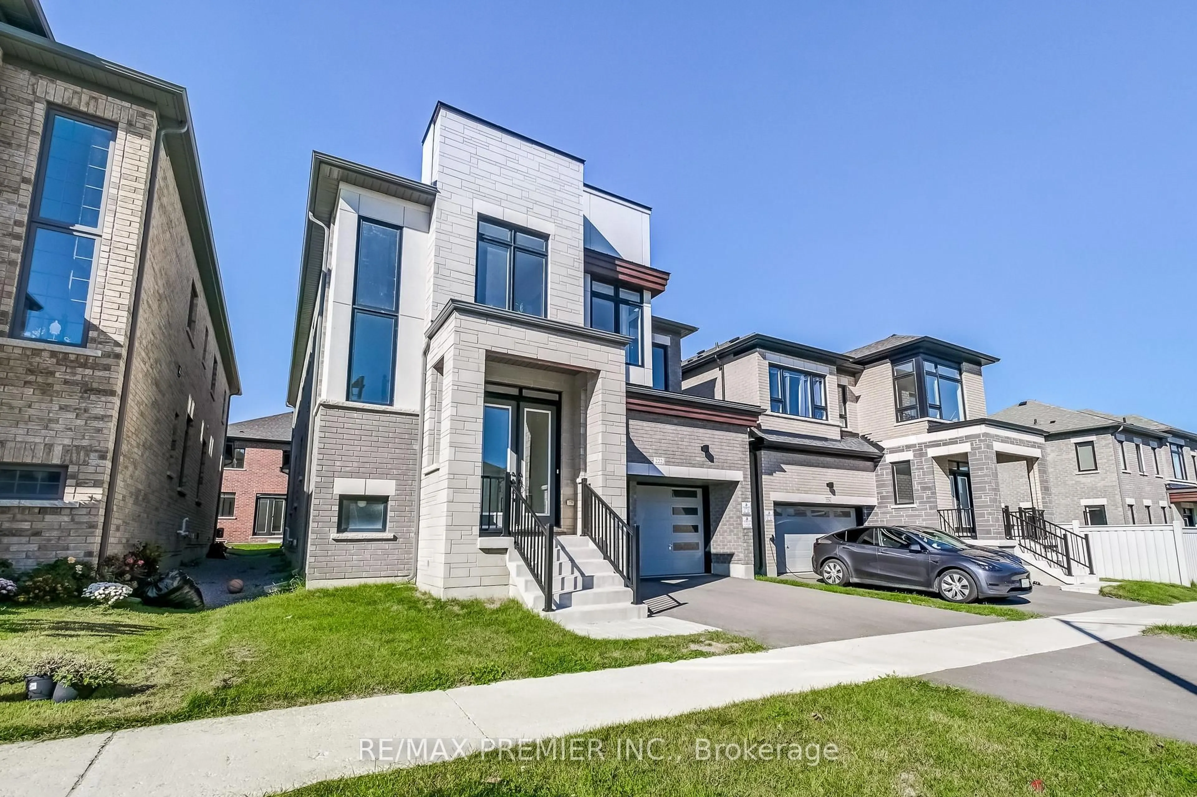Home with brick exterior material, street for 222 McKean Dr, Whitchurch-Stouffville Ontario L4A 5C2