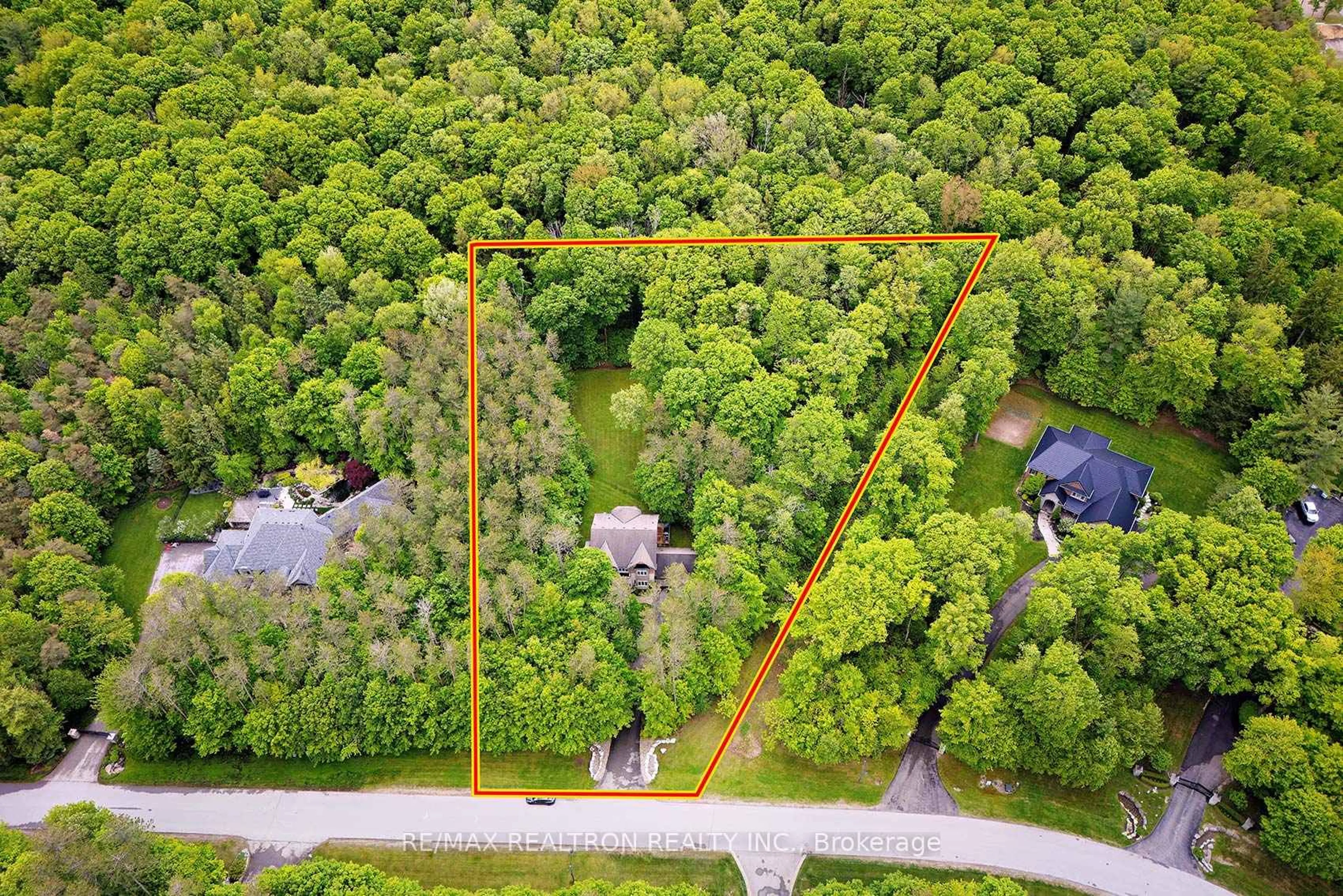 A pic from outside/outdoor area/front of a property/back of a property/a pic from drone, forest/trees view for 45 Lake Woods Dr, Whitchurch-Stouffville Ontario L4A 1P1