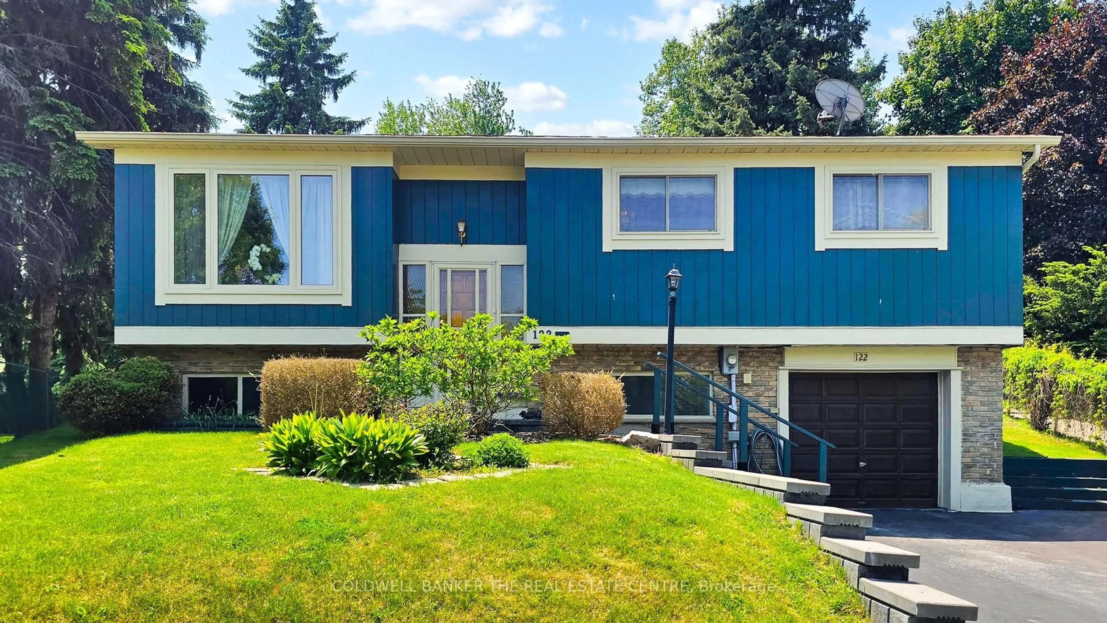 Home with vinyl exterior material, street for 122 Valleyview Cres, Bradford West Gwillimbury Ontario L3Z 1S7
