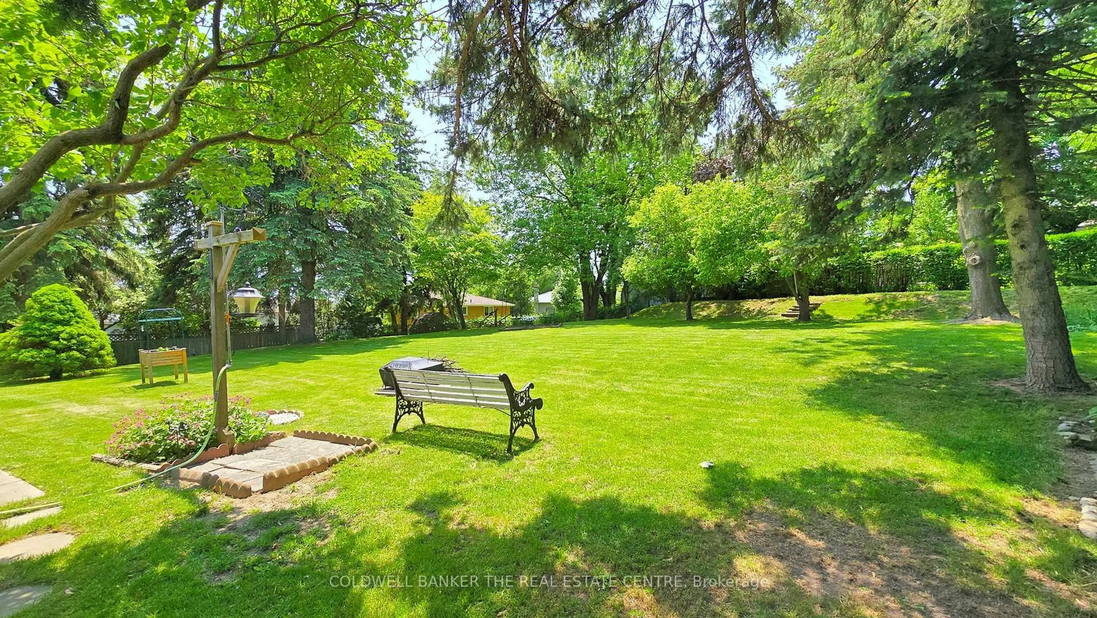 Patio, forest/trees view for 122 Valleyview Cres, Bradford West Gwillimbury Ontario L3Z 1S7