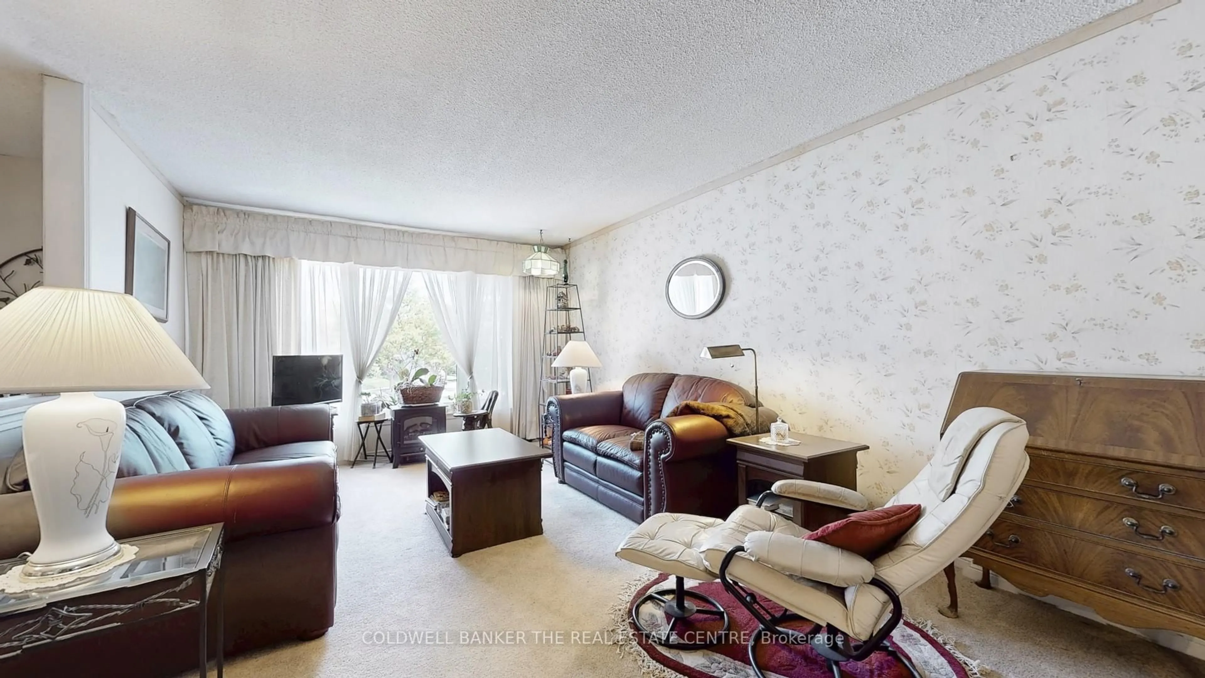 Living room with furniture, unknown for 122 Valleyview Cres, Bradford West Gwillimbury Ontario L3Z 1S7