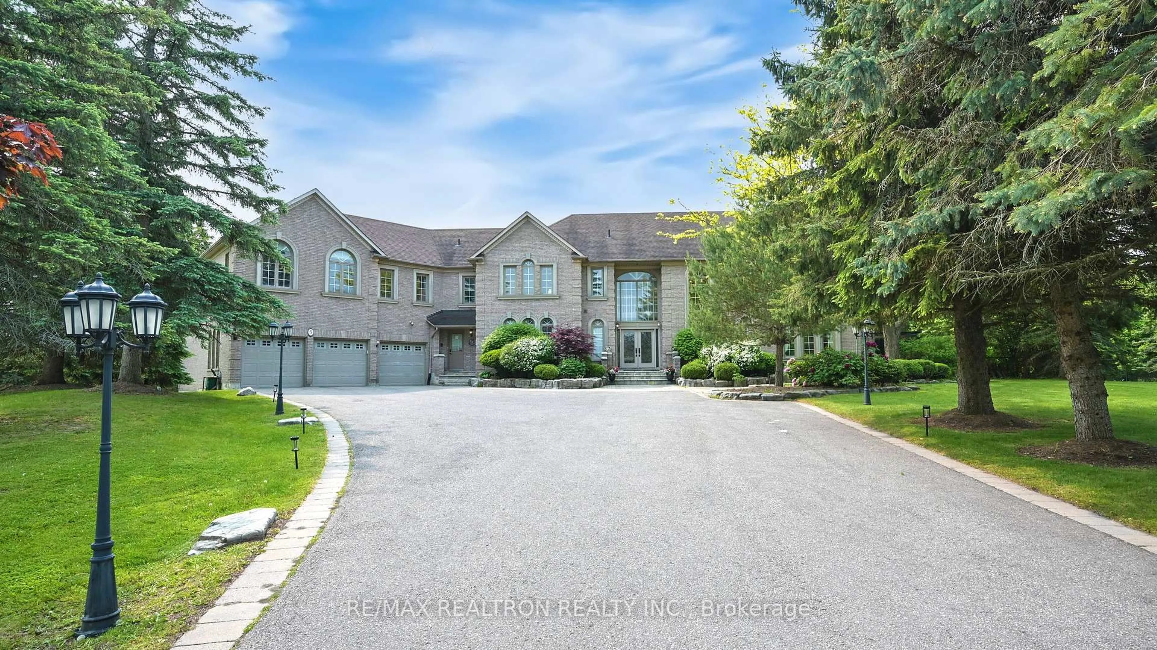 A pic from outside/outdoor area/front of a property/back of a property/a pic from drone, street for 5 Summit Trail Dr, Richmond Hill Ontario L4E 3S7
