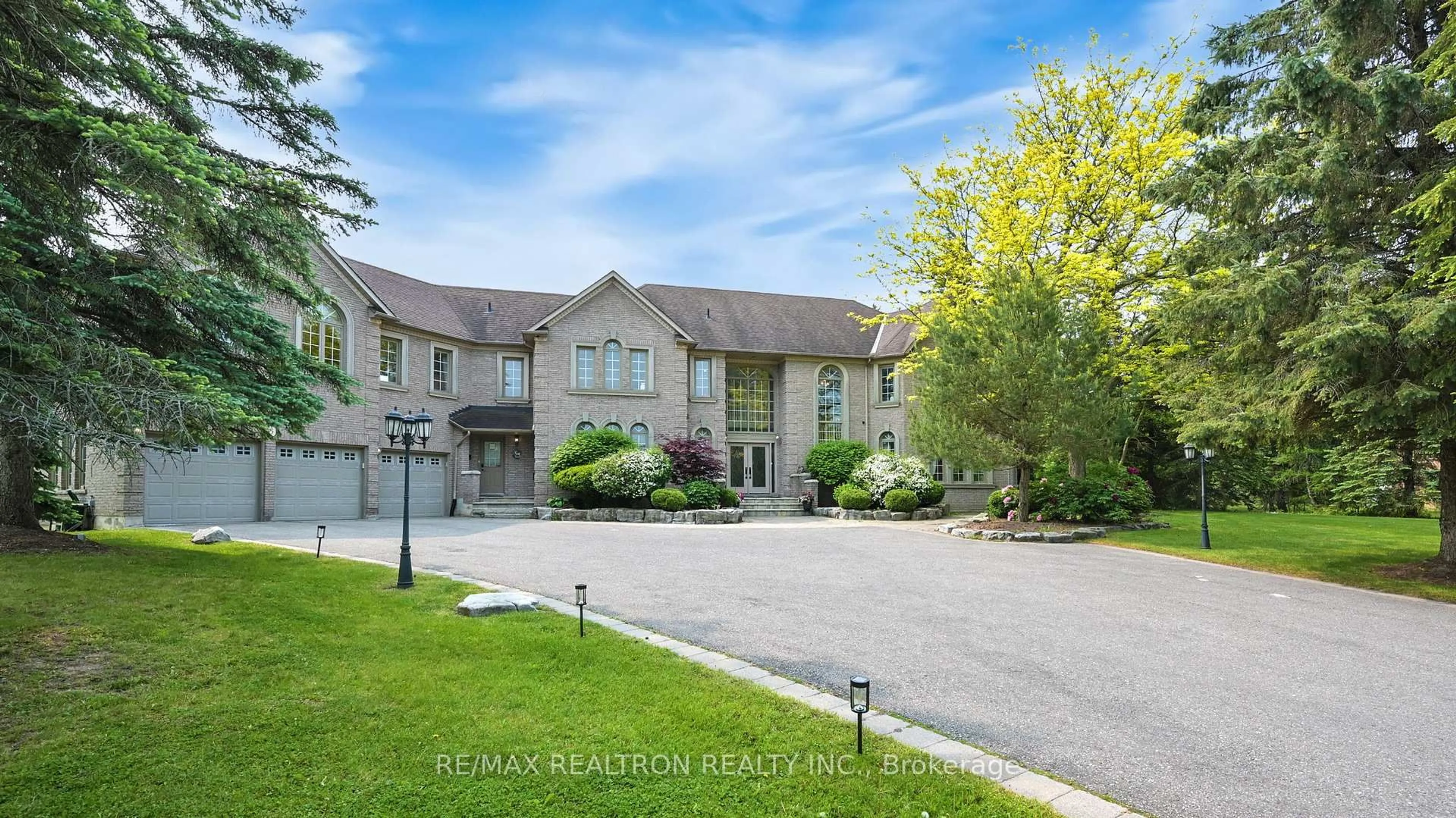 A pic from outside/outdoor area/front of a property/back of a property/a pic from drone, unknown for 5 Summit Trail Dr, Richmond Hill Ontario L4E 3S7