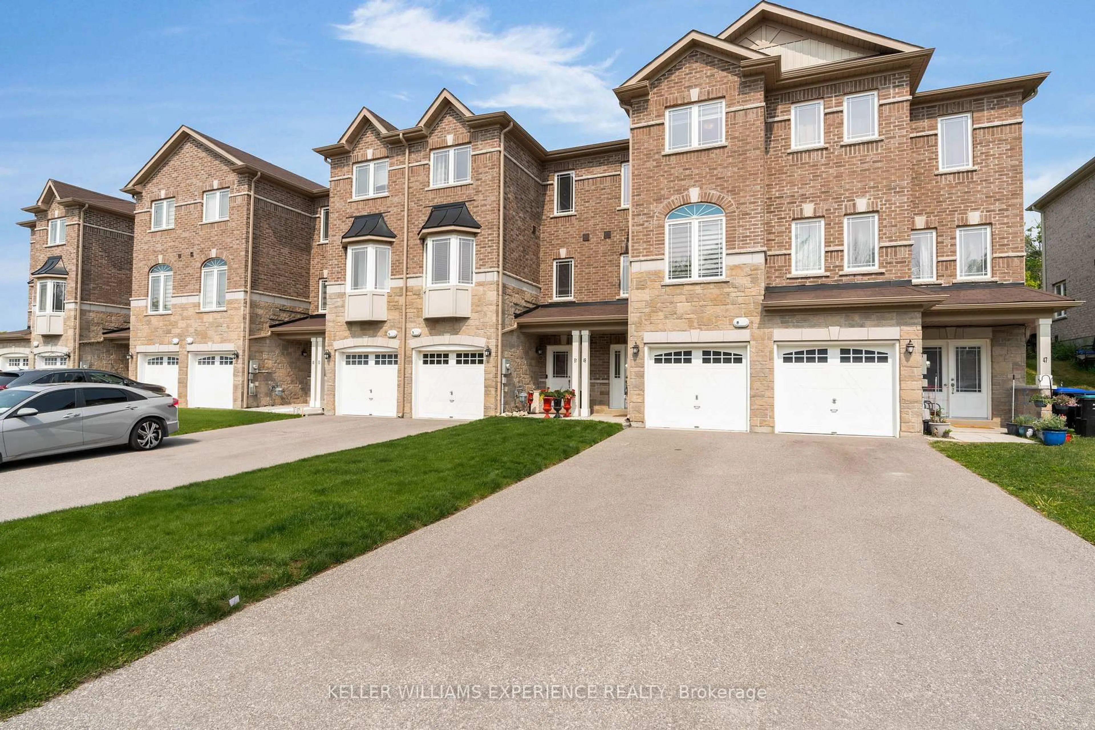 A pic from outside/outdoor area/front of a property/back of a property/a pic from drone, street for 49 Milson Cres, Essa Ontario L3W 0C9