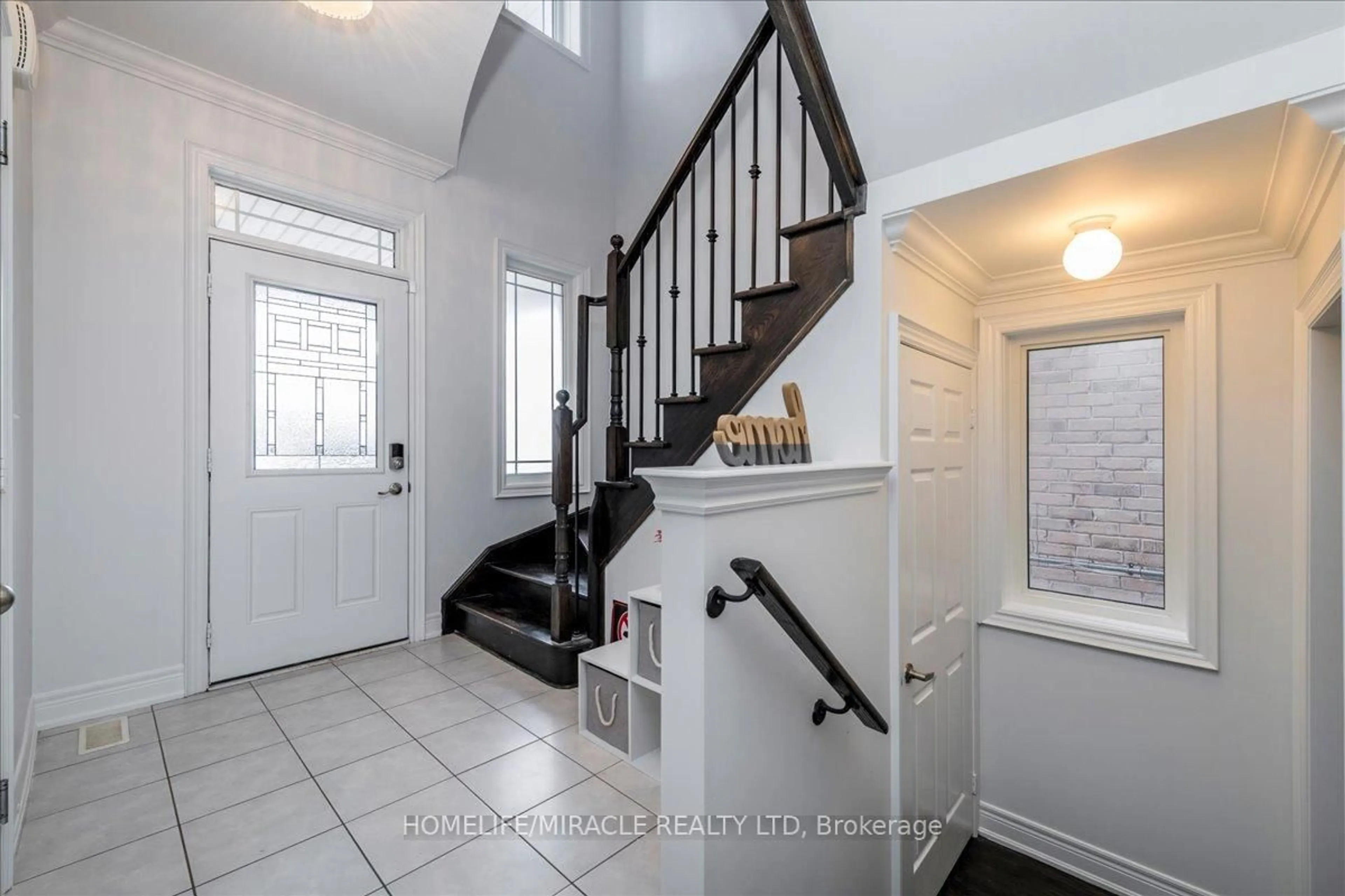 Indoor entryway for 74 Cauthers Cres, New Tecumseth Ontario L9R 0L2