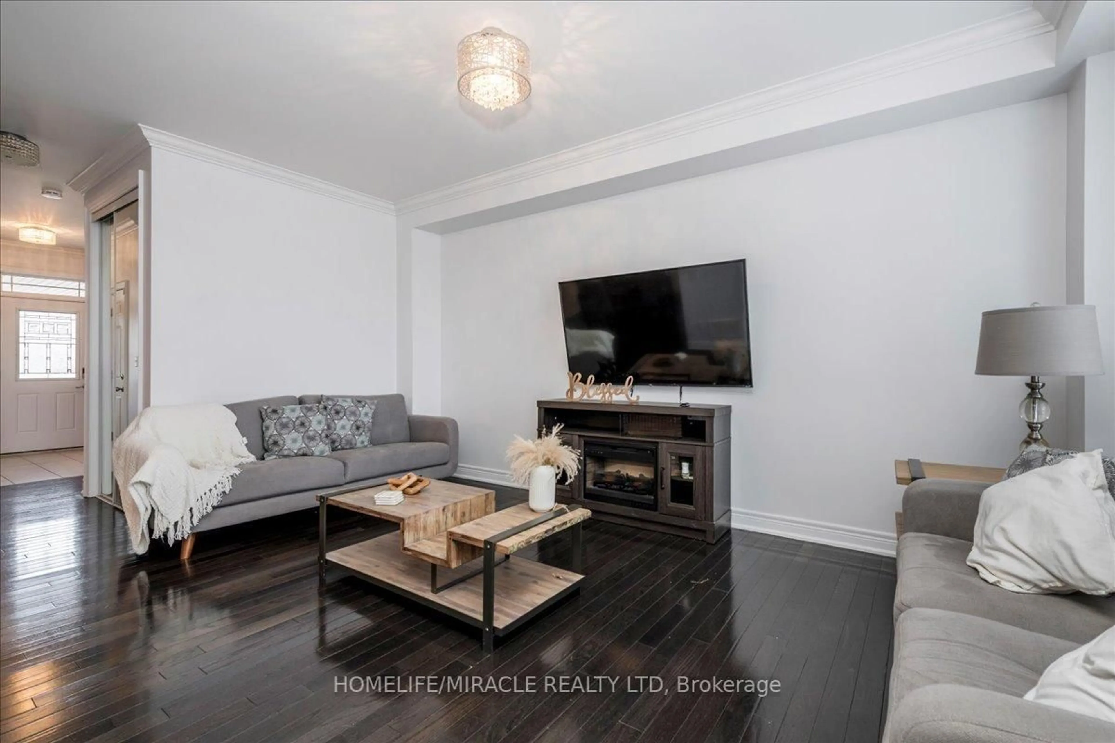 Living room with furniture, wood/laminate floor for 74 Cauthers Cres, New Tecumseth Ontario L9R 0L2