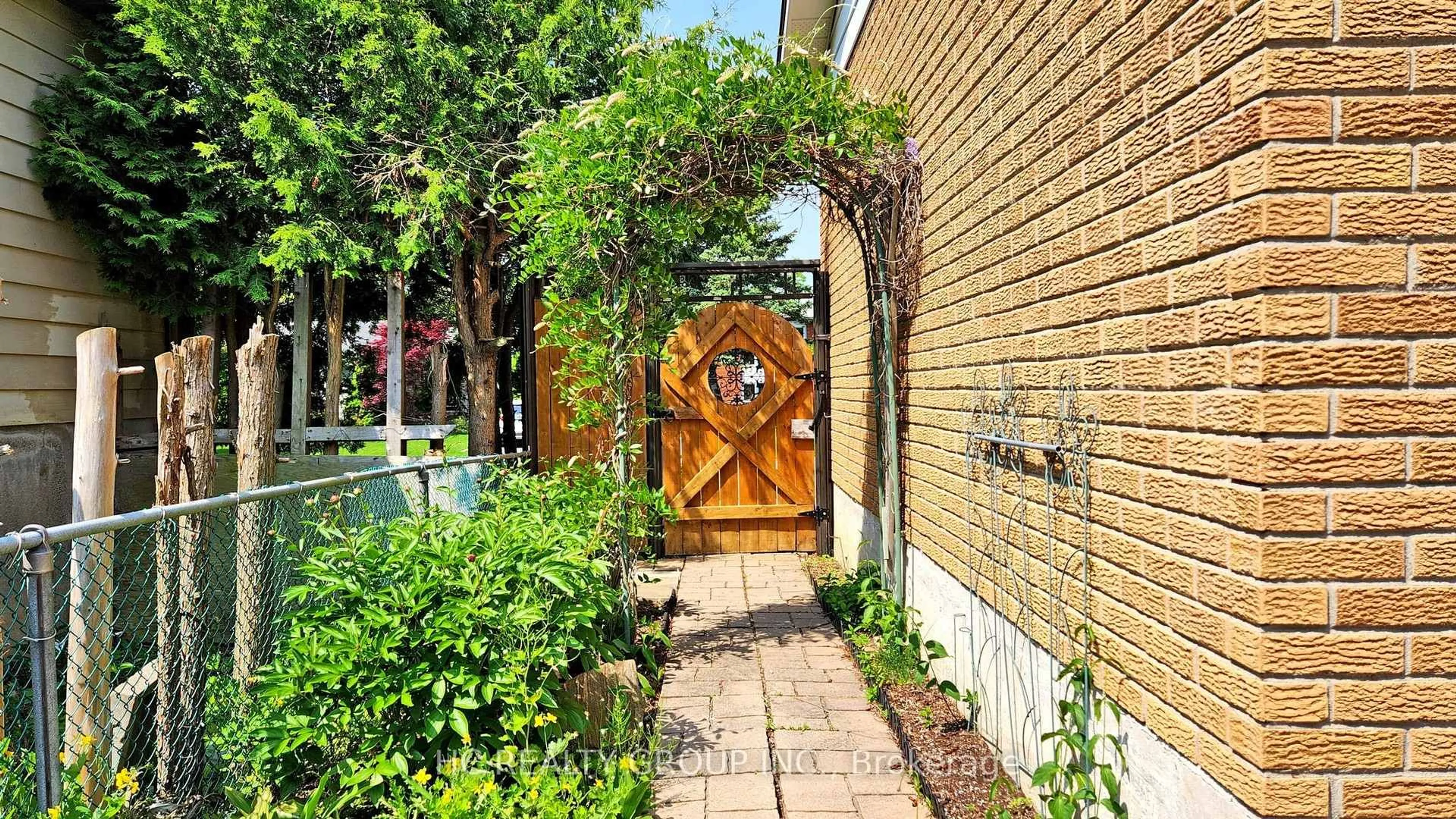 Indoor entryway for 21 SIR CONSTANTINE Dr, Markham Ontario L3P 2X3