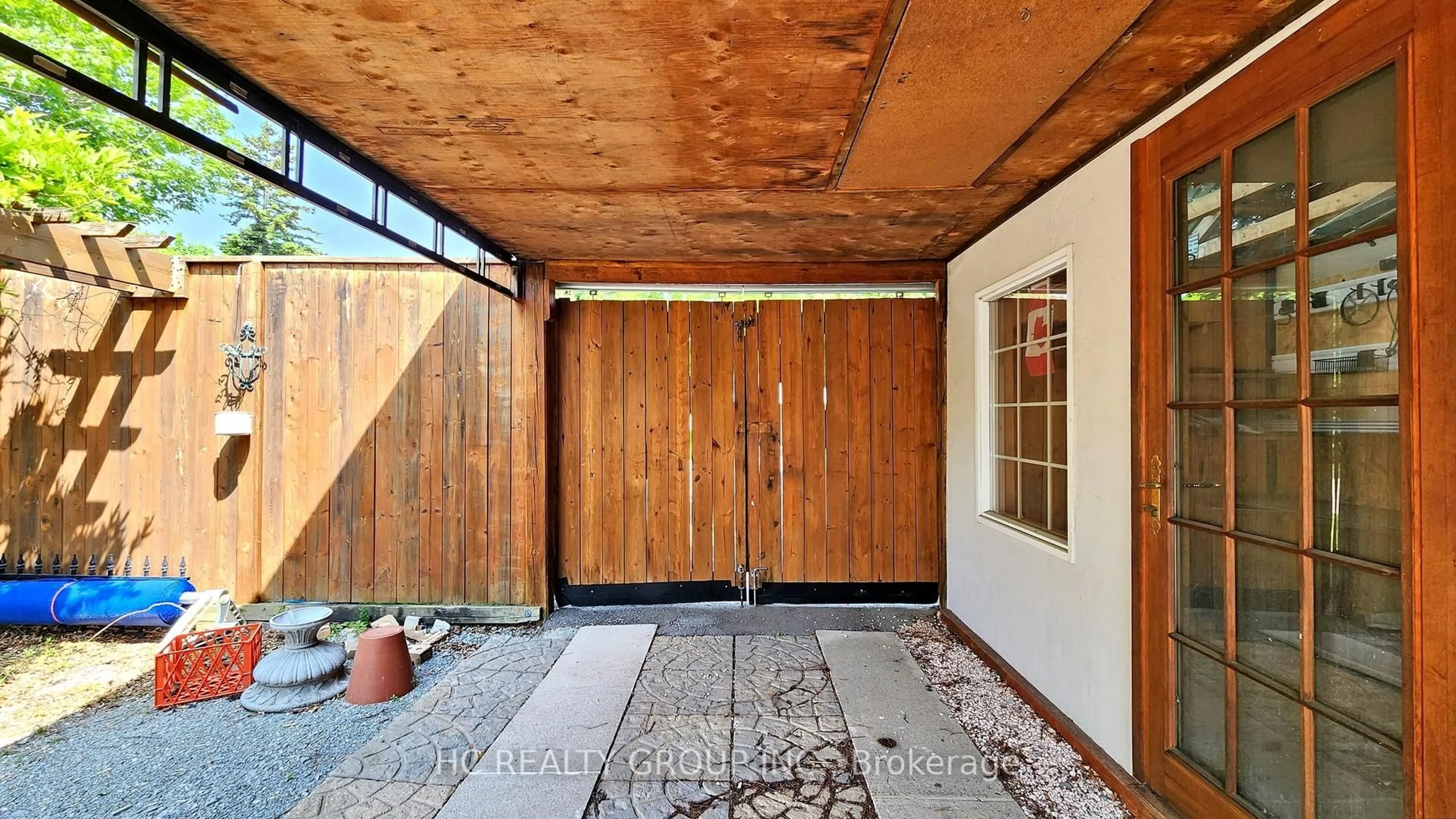 Indoor entryway for 21 SIR CONSTANTINE Dr, Markham Ontario L3P 2X3