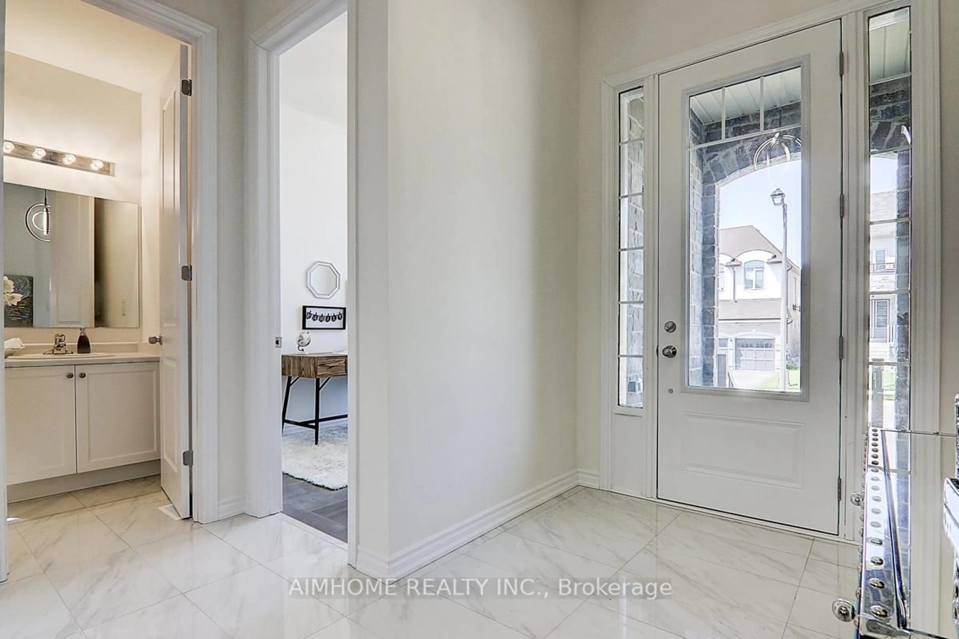 Indoor entryway for 7 Goodwin Crt, East Gwillimbury Ontario L9N 0T7