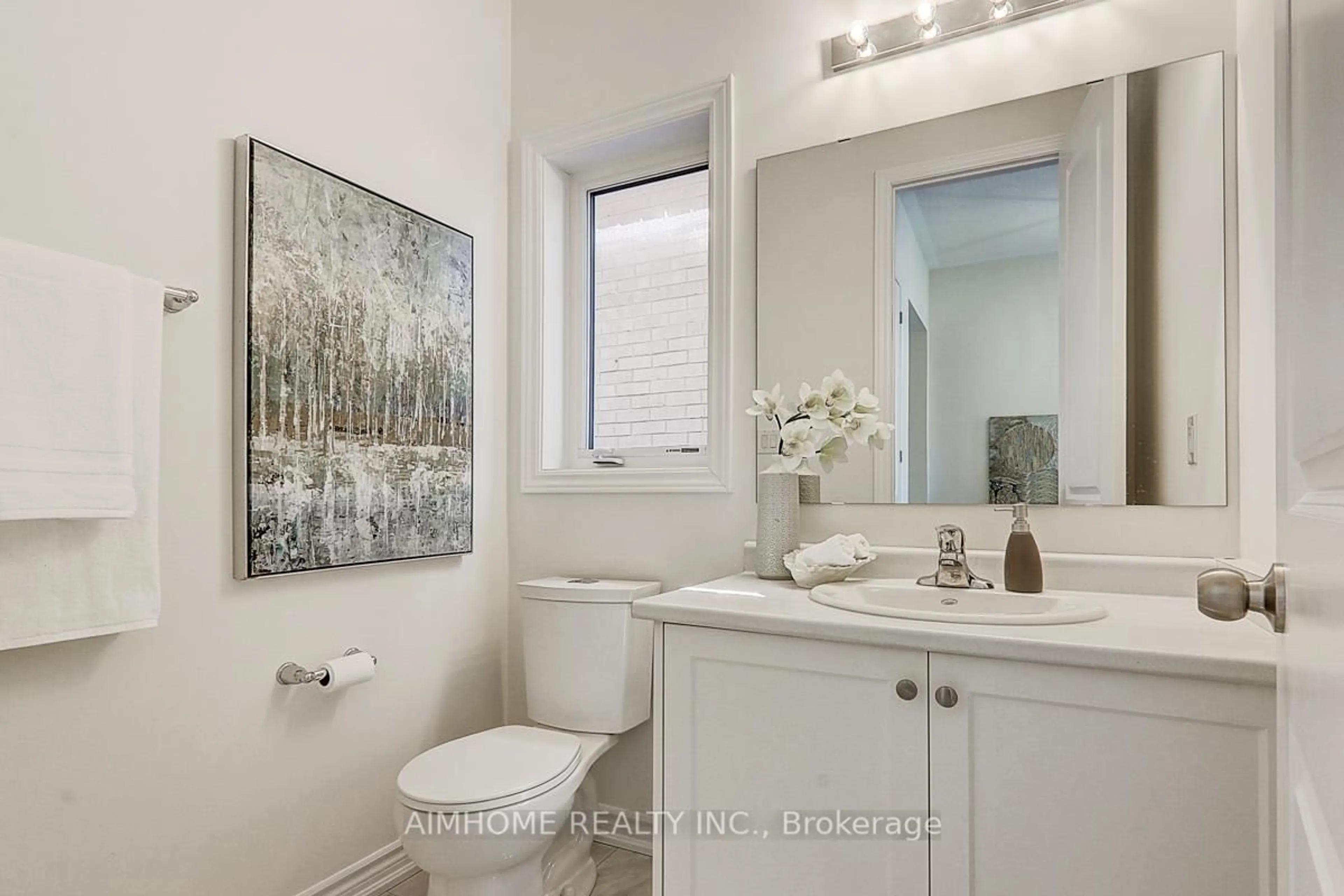 Contemporary bathroom, ceramic/tile floor for 7 Goodwin Crt, East Gwillimbury Ontario L9N 0T7