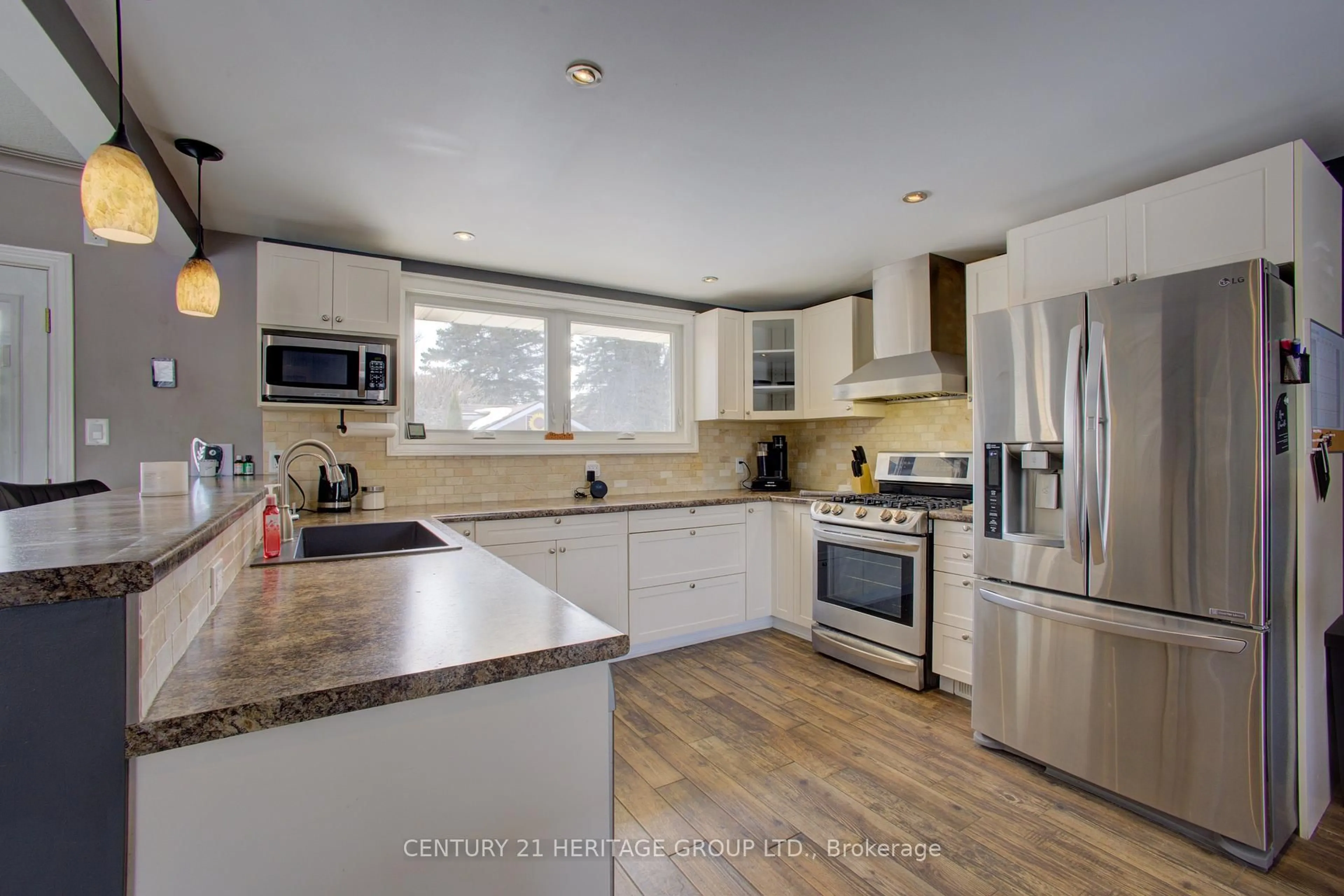 Open concept kitchen, unknown for 391 VICTORIA St, New Tecumseth Ontario L9R 1J8