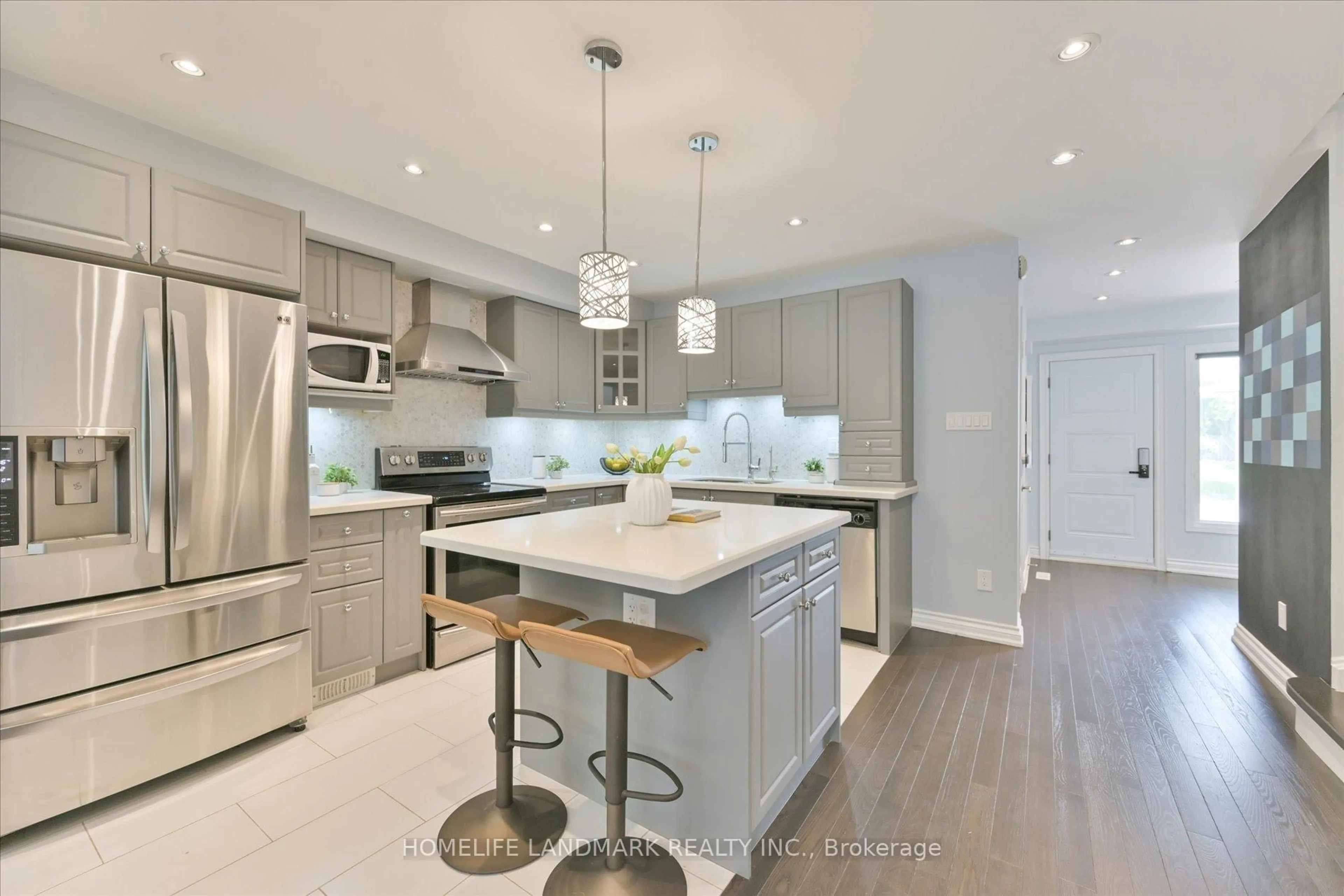 Contemporary kitchen, unknown for 32 Queensmill Crt, Richmond Hill Ontario L4B 1N4