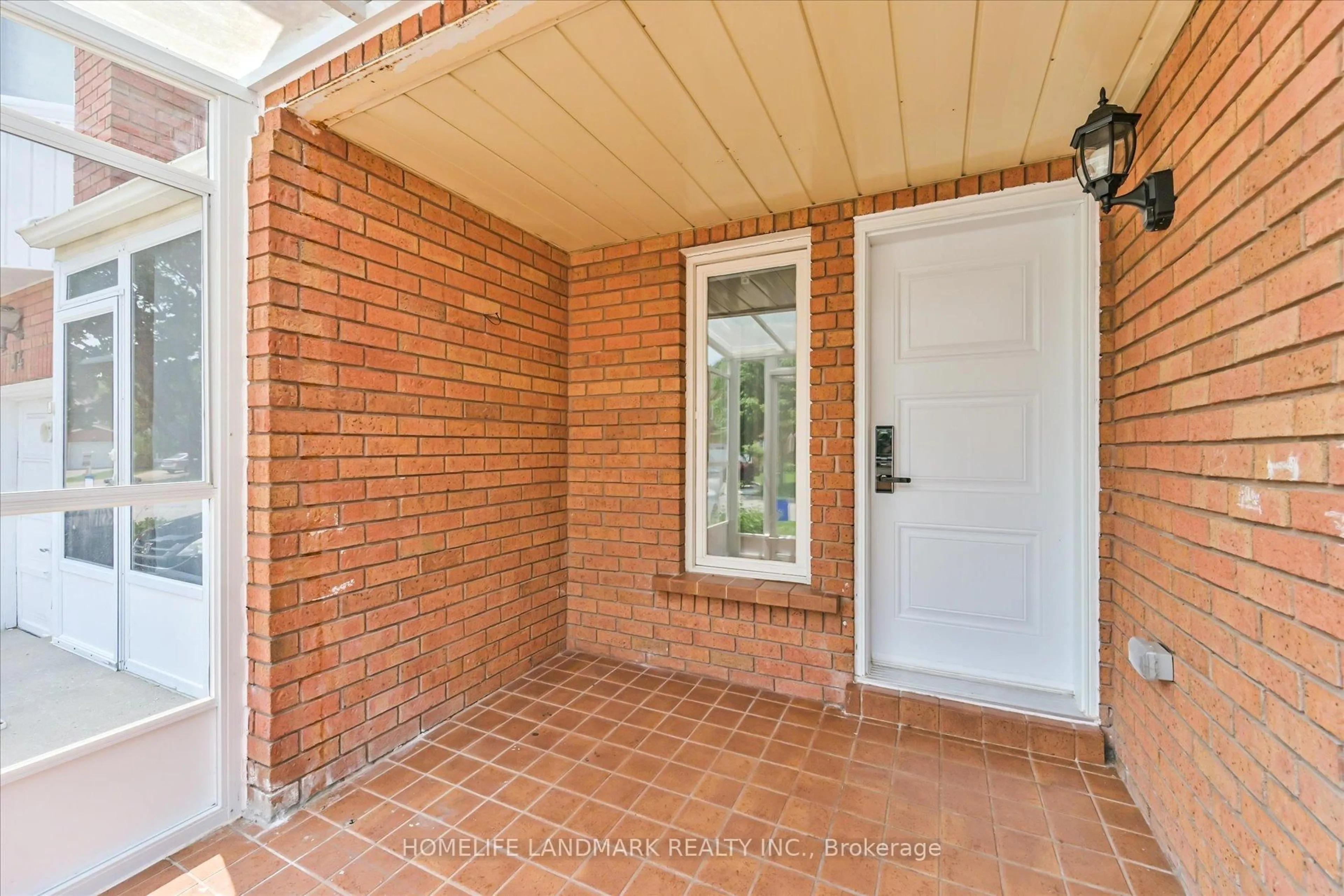 Home with brick exterior material, street for 32 Queensmill Crt, Richmond Hill Ontario L4B 1N4
