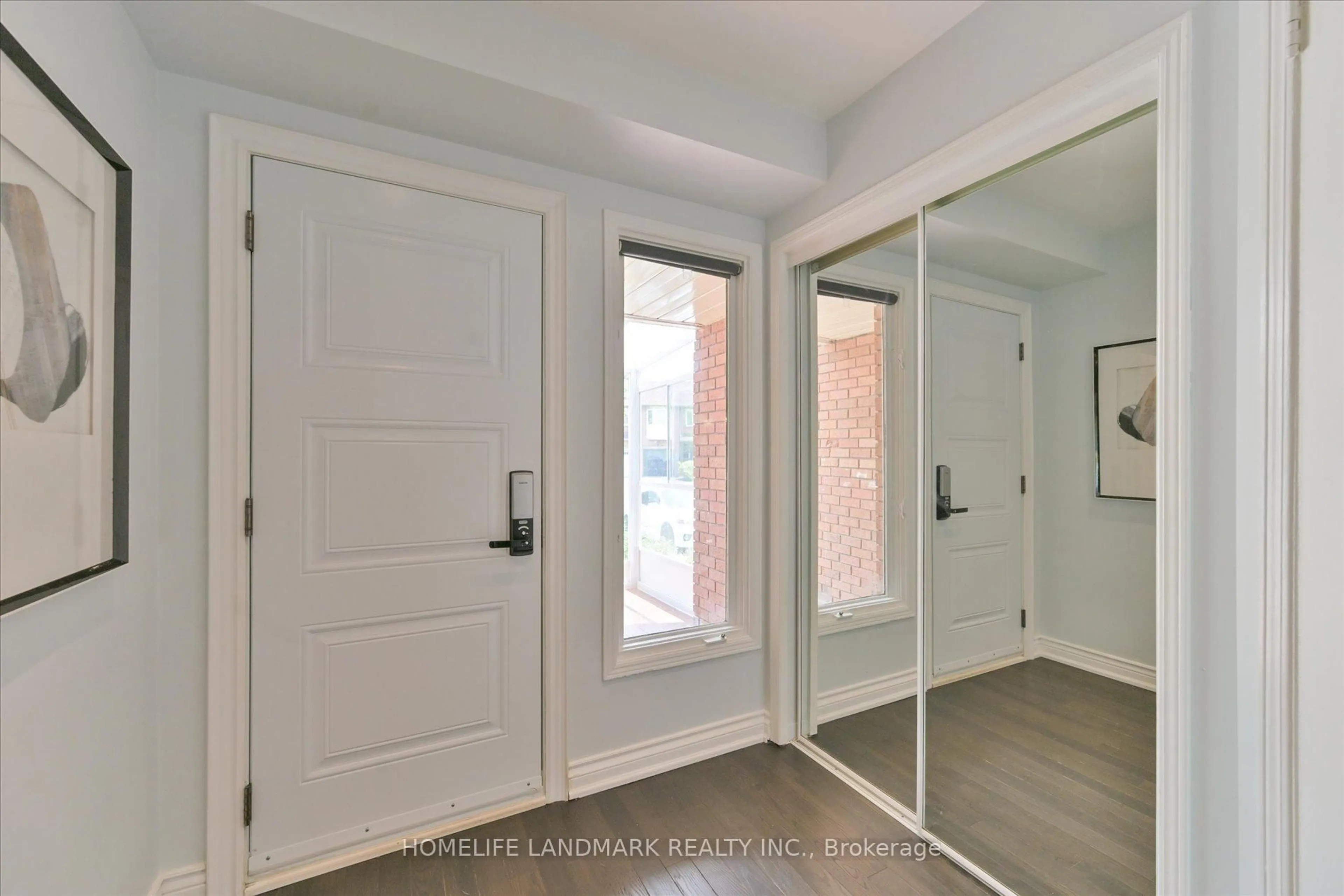 Indoor entryway for 32 Queensmill Crt, Richmond Hill Ontario L4B 1N4