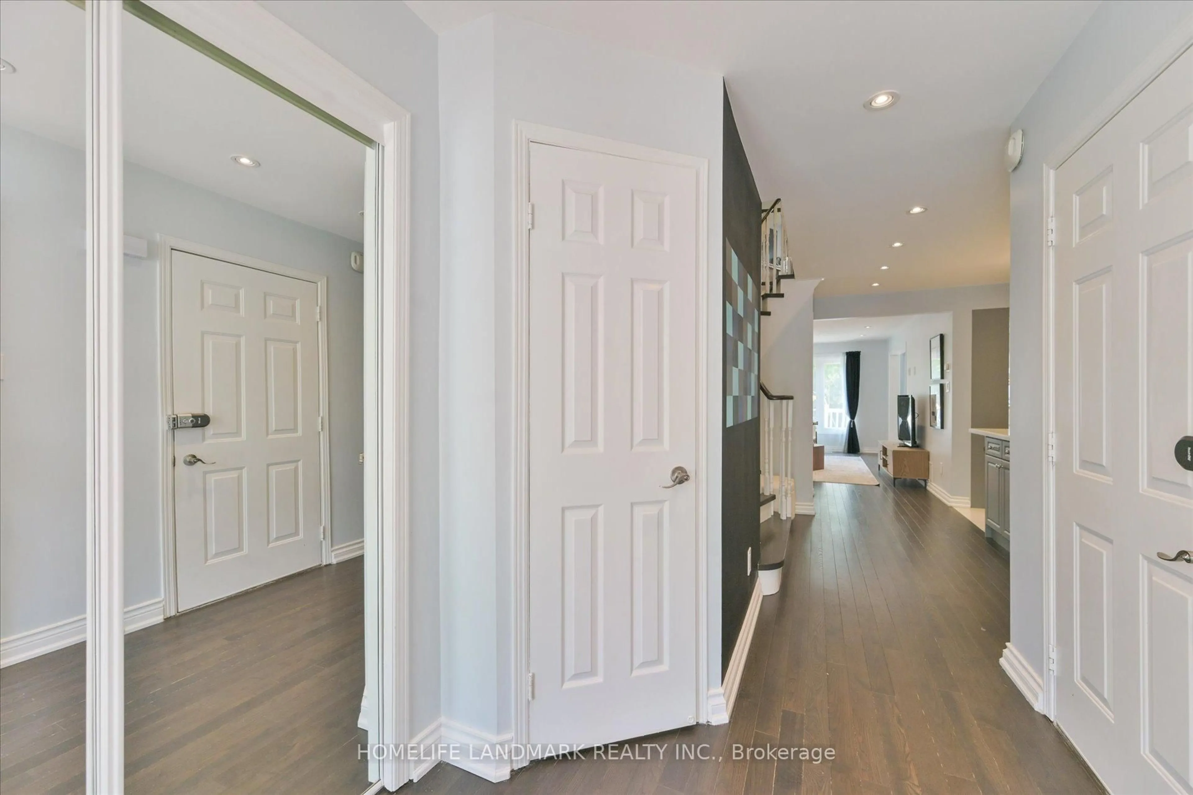 Indoor entryway for 32 Queensmill Crt, Richmond Hill Ontario L4B 1N4