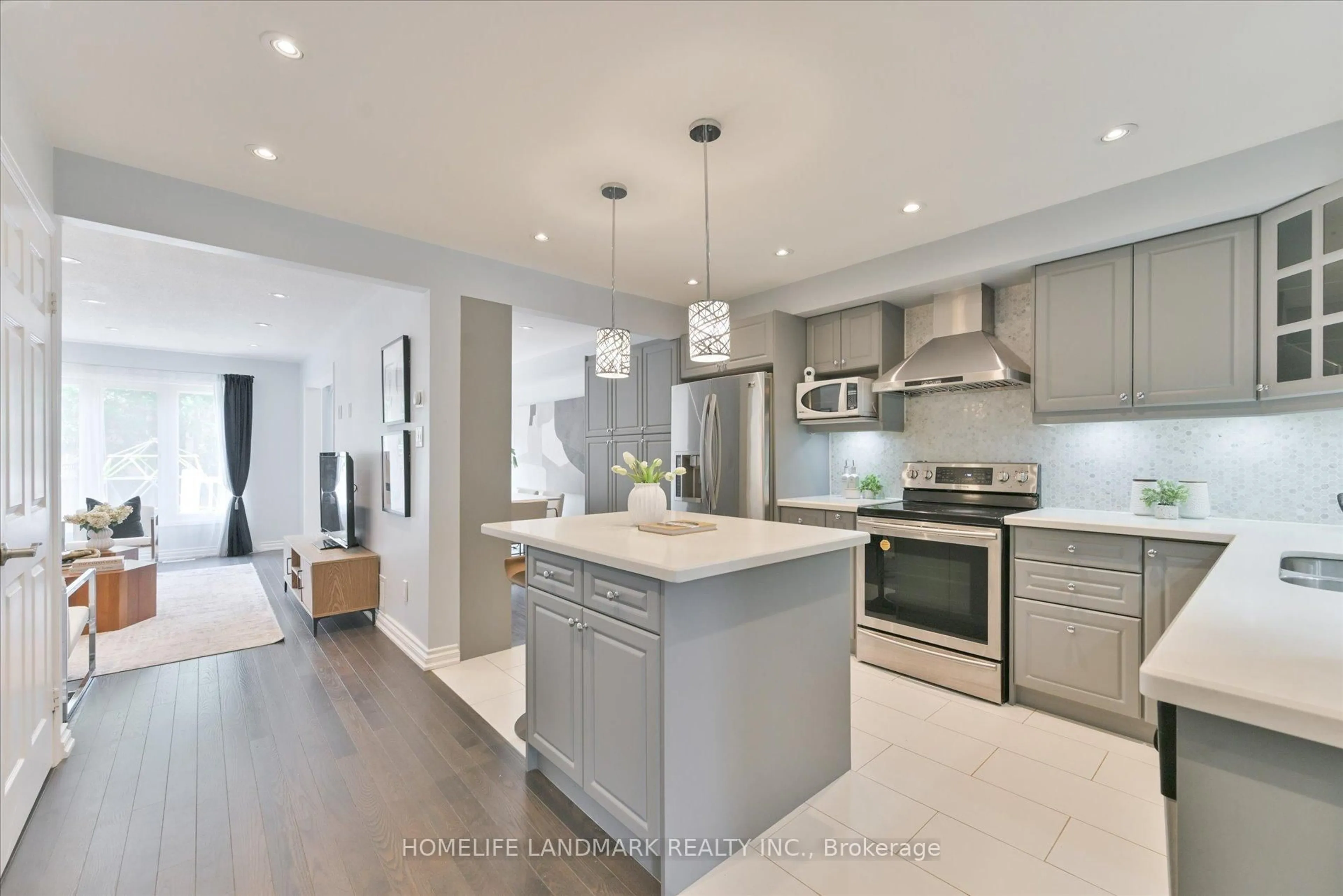 Open concept kitchen, unknown for 32 Queensmill Crt, Richmond Hill Ontario L4B 1N4