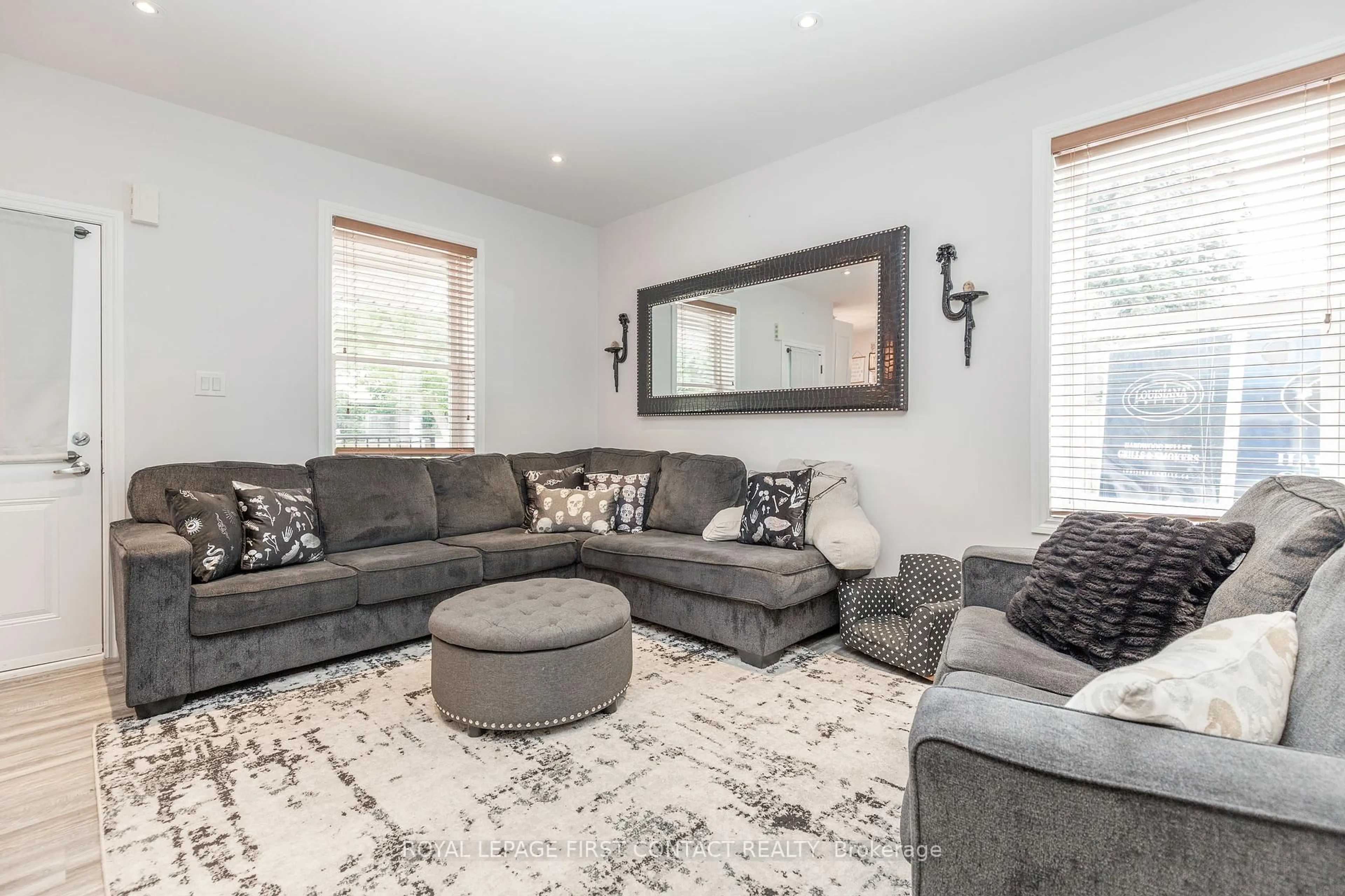 Living room with furniture, unknown for 2 GEORGE St, Innisfil Ontario L0L 1L0