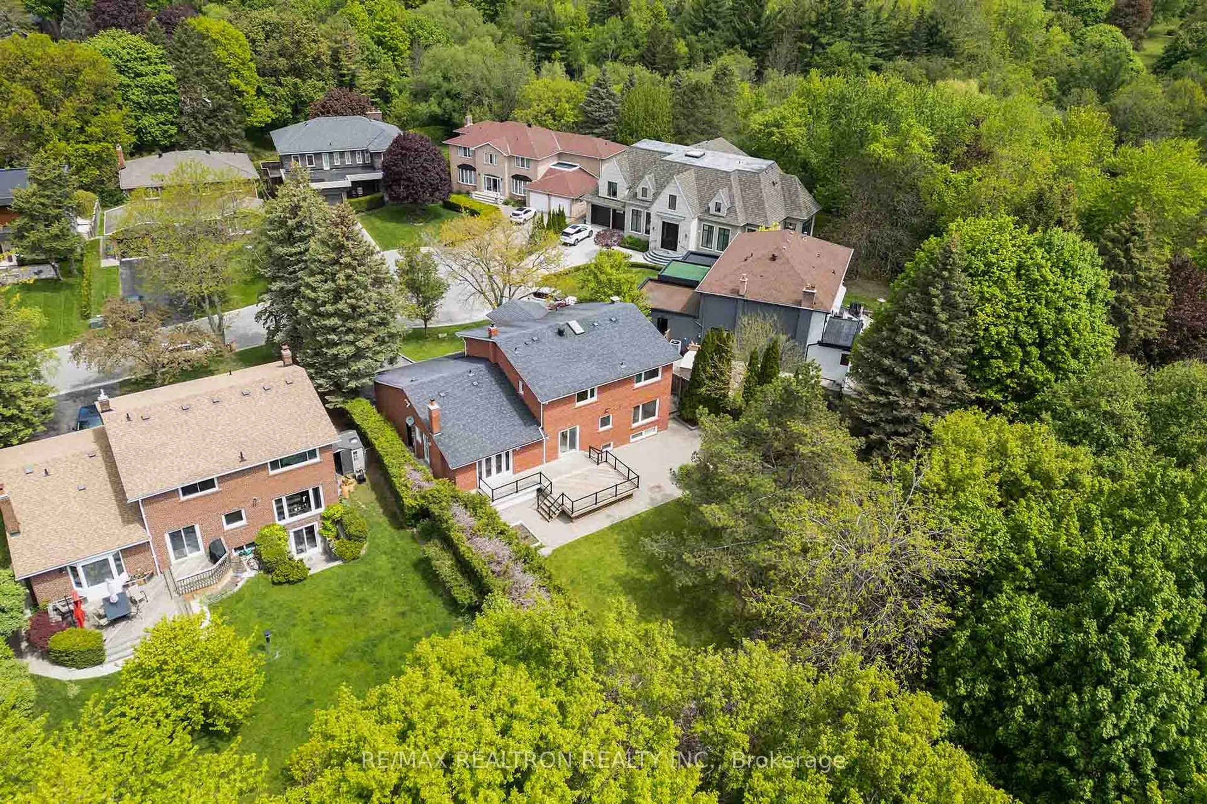 A pic from outside/outdoor area/front of a property/back of a property/a pic from drone, unknown for 20 Dale Park Crt, Markham Ontario L3T 2A2