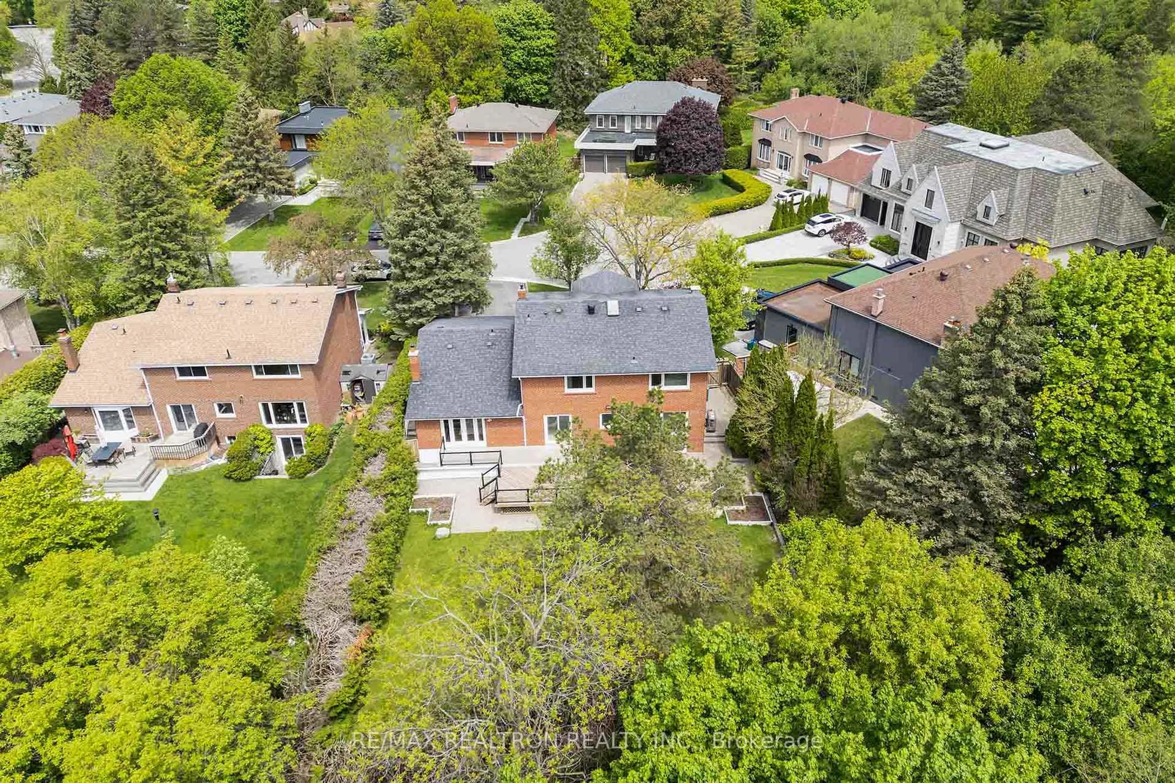 A pic from outside/outdoor area/front of a property/back of a property/a pic from drone, street for 20 Dale Park Crt, Markham Ontario L3T 2A2