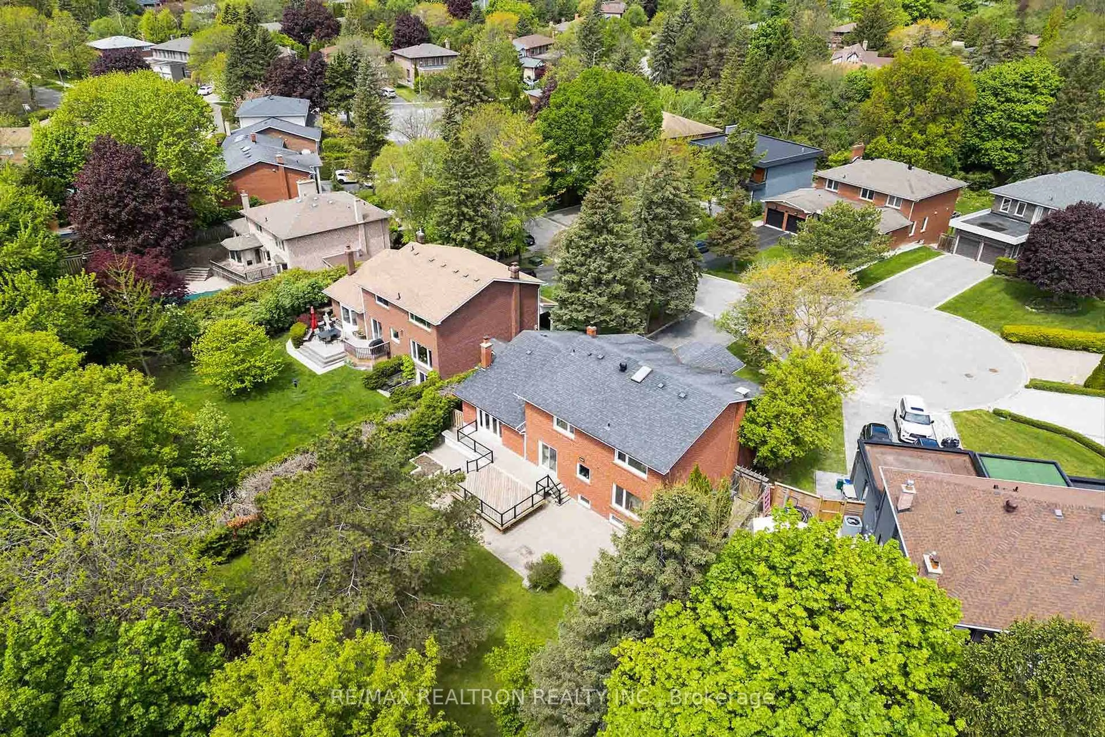 A pic from outside/outdoor area/front of a property/back of a property/a pic from drone, street for 20 Dale Park Crt, Markham Ontario L3T 2A2