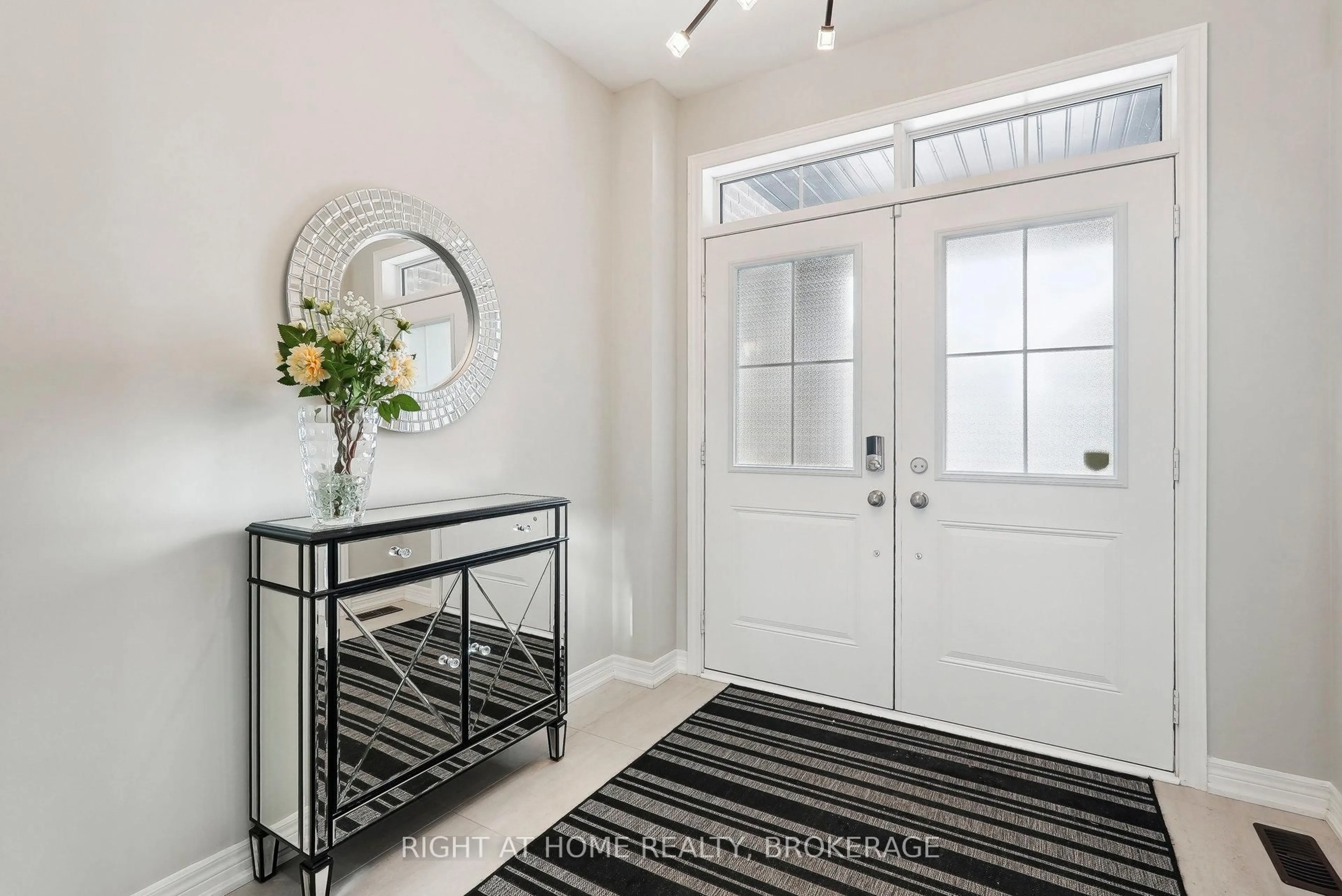 Indoor entryway for 944 Larter St, Innisfil Ontario L9S 0A8