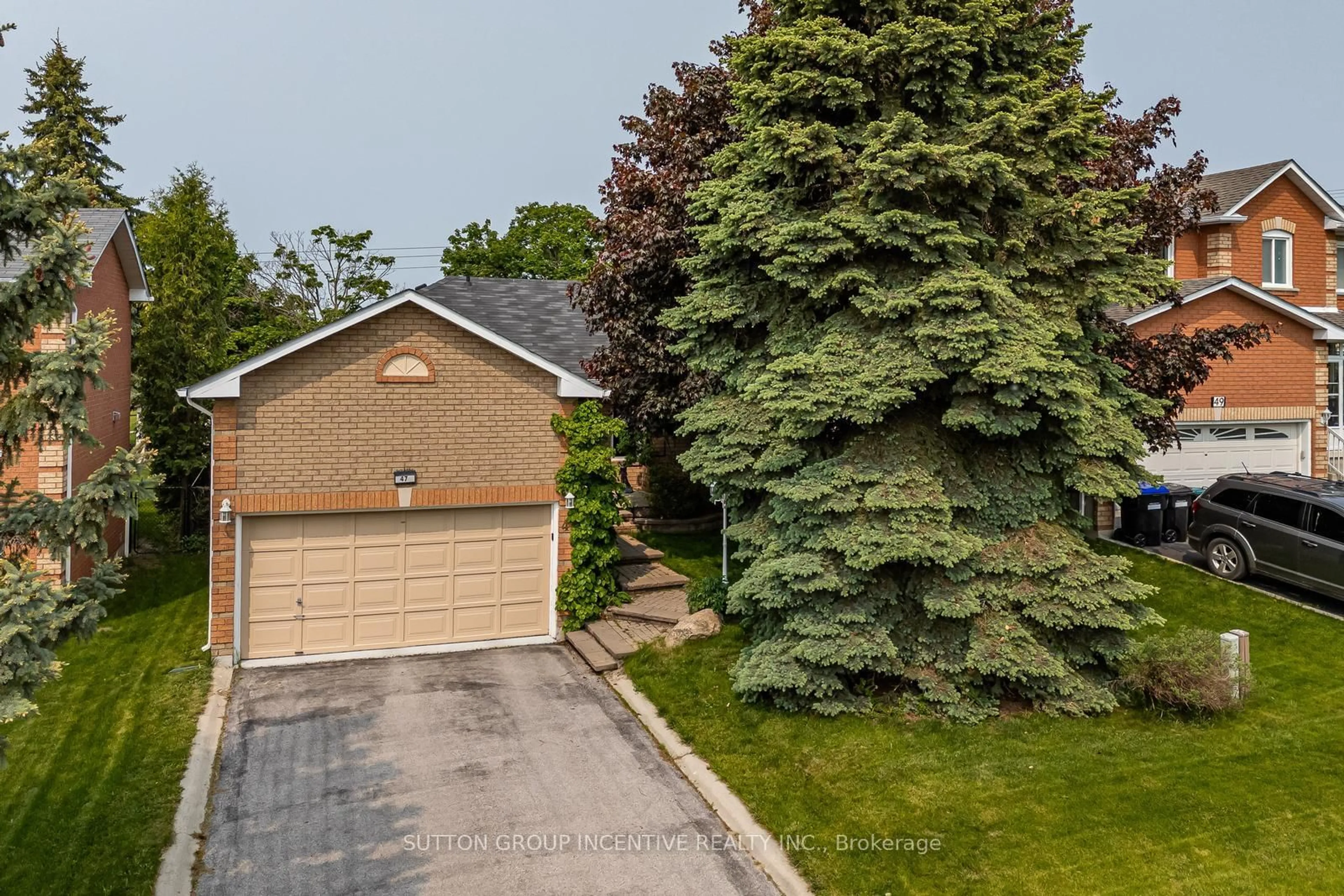 A pic from outside/outdoor area/front of a property/back of a property/a pic from drone, street for 47 Mills Crt, Bradford West Gwillimbury Ontario L3Z 2Y2