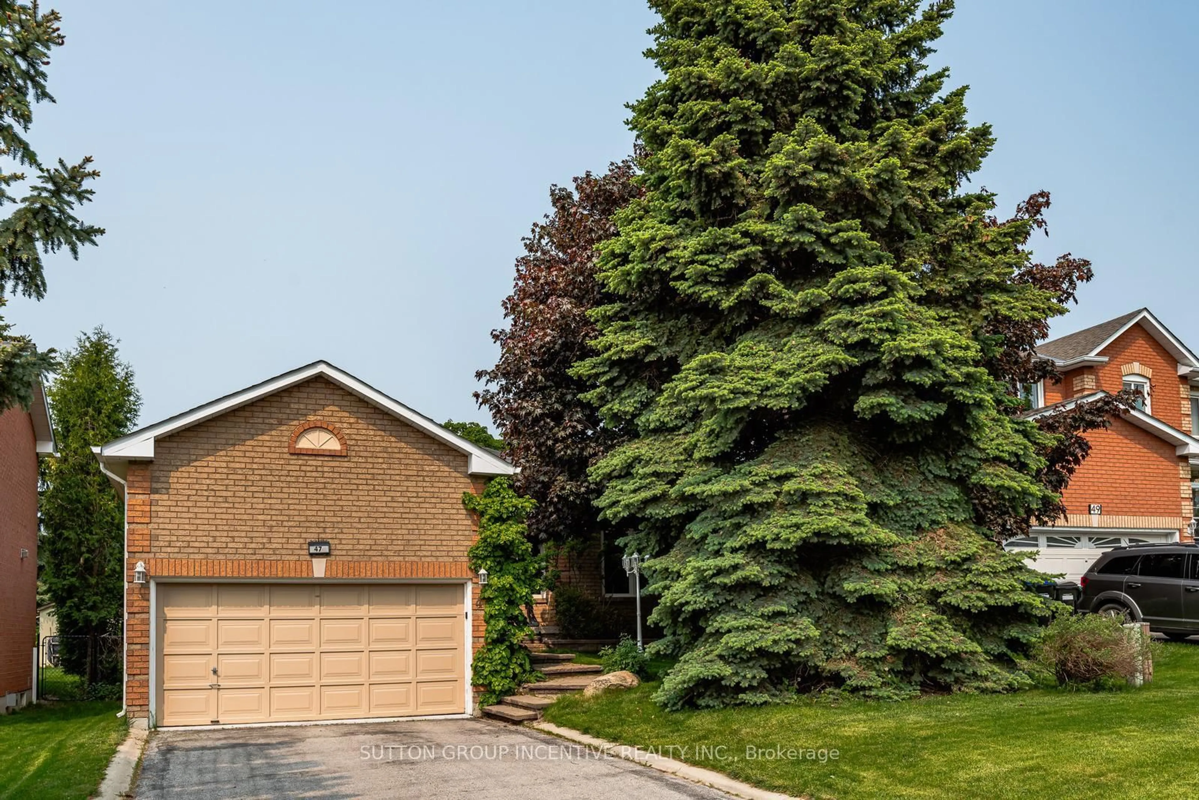 Home with brick exterior material, street for 47 Mills Crt, Bradford West Gwillimbury Ontario L3Z 2Y2