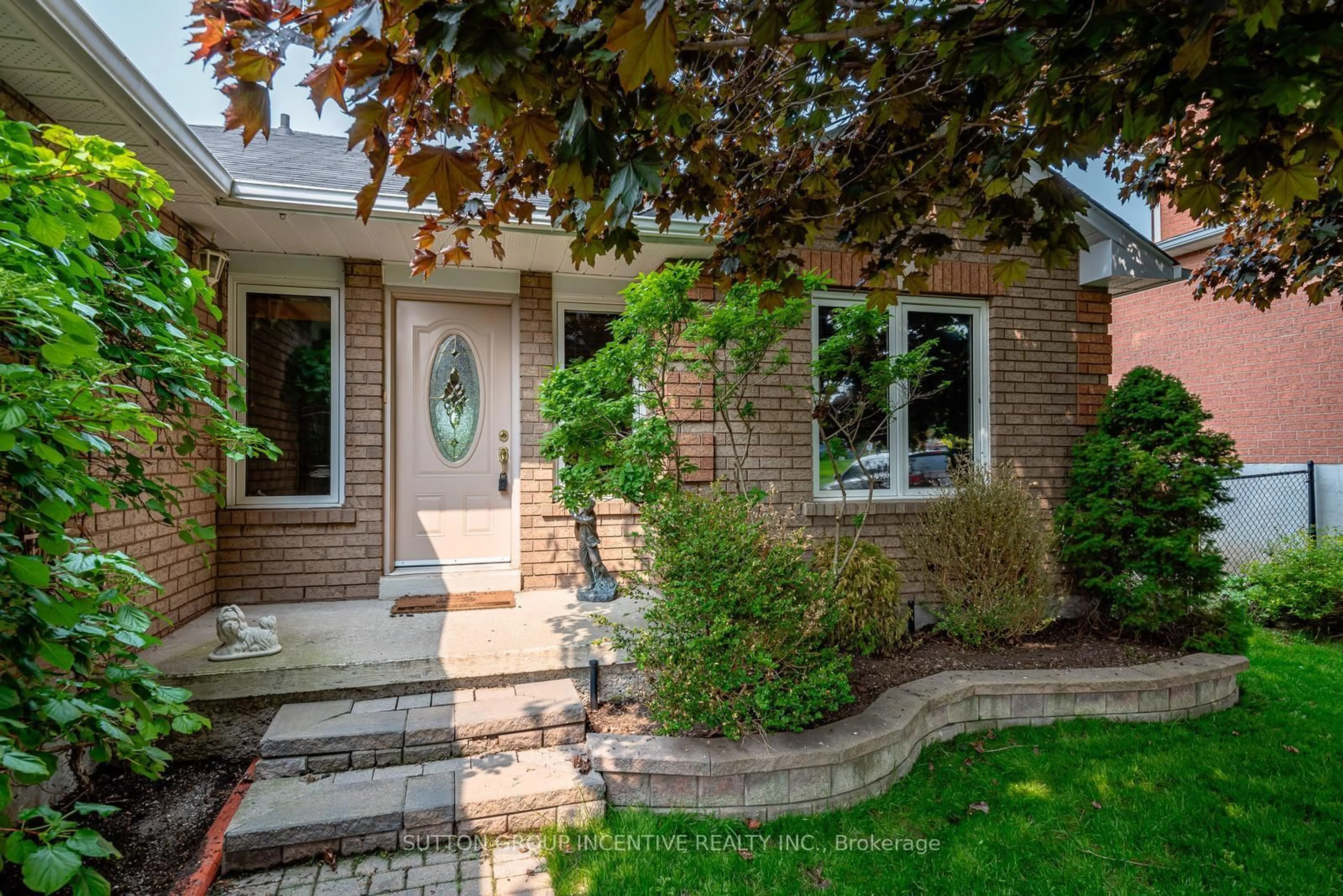 Home with brick exterior material, street for 47 Mills Crt, Bradford West Gwillimbury Ontario L3Z 2Y2