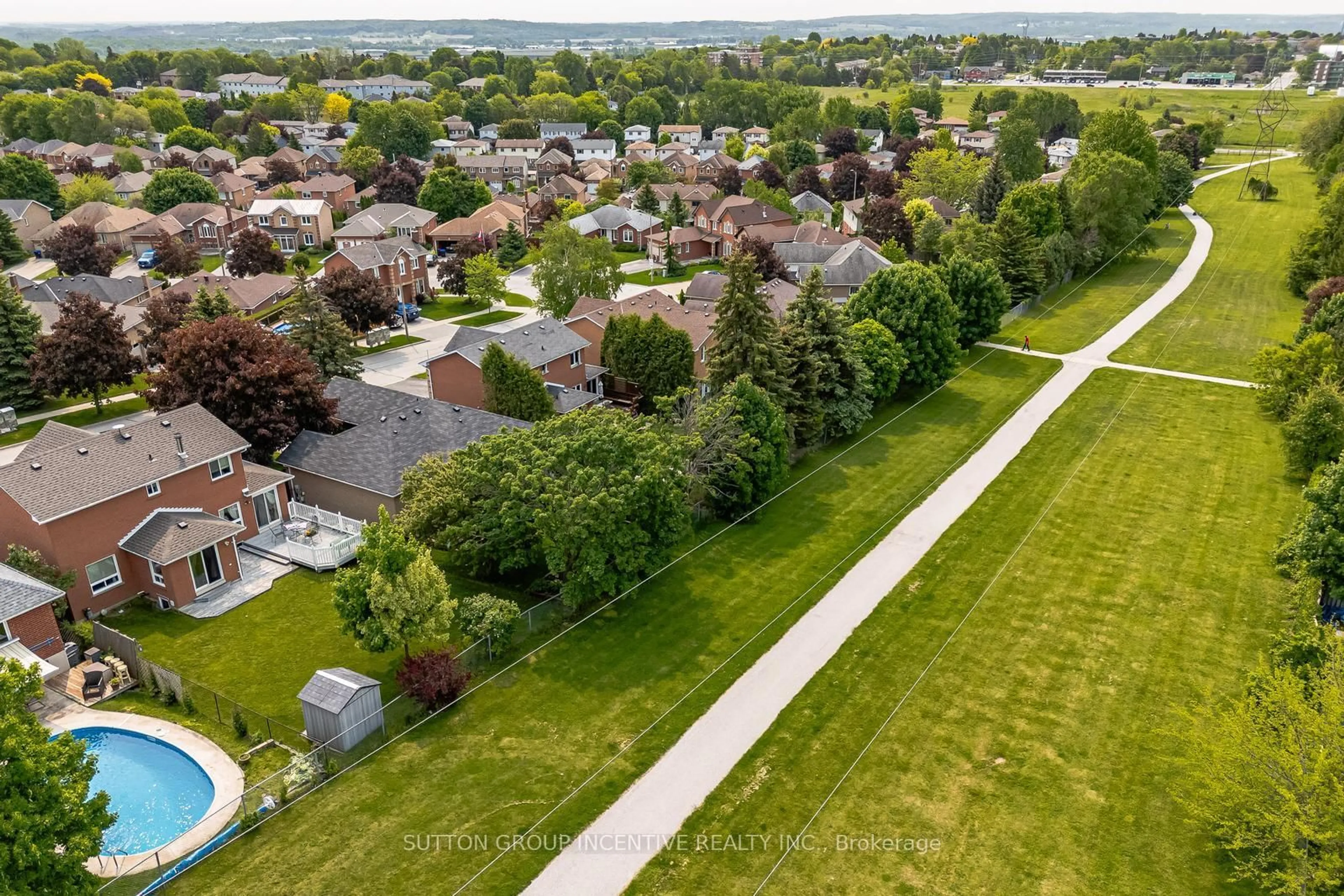 A pic from outside/outdoor area/front of a property/back of a property/a pic from drone, street for 47 Mills Crt, Bradford West Gwillimbury Ontario L3Z 2Y2