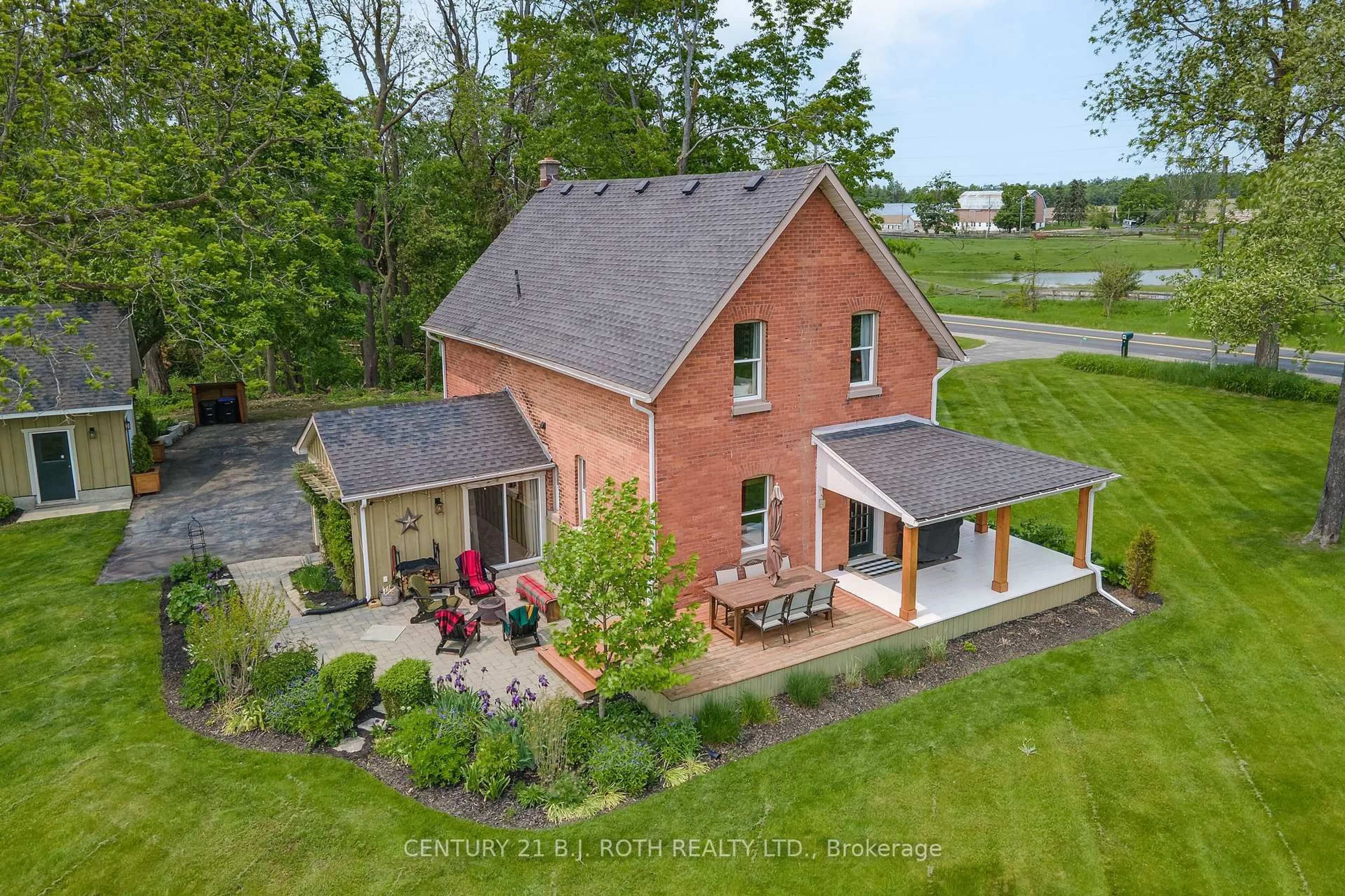 A pic from outside/outdoor area/front of a property/back of a property/a pic from drone, unknown for 1091 Big Bay Point Rd, Innisfil Ontario L9S 2N6