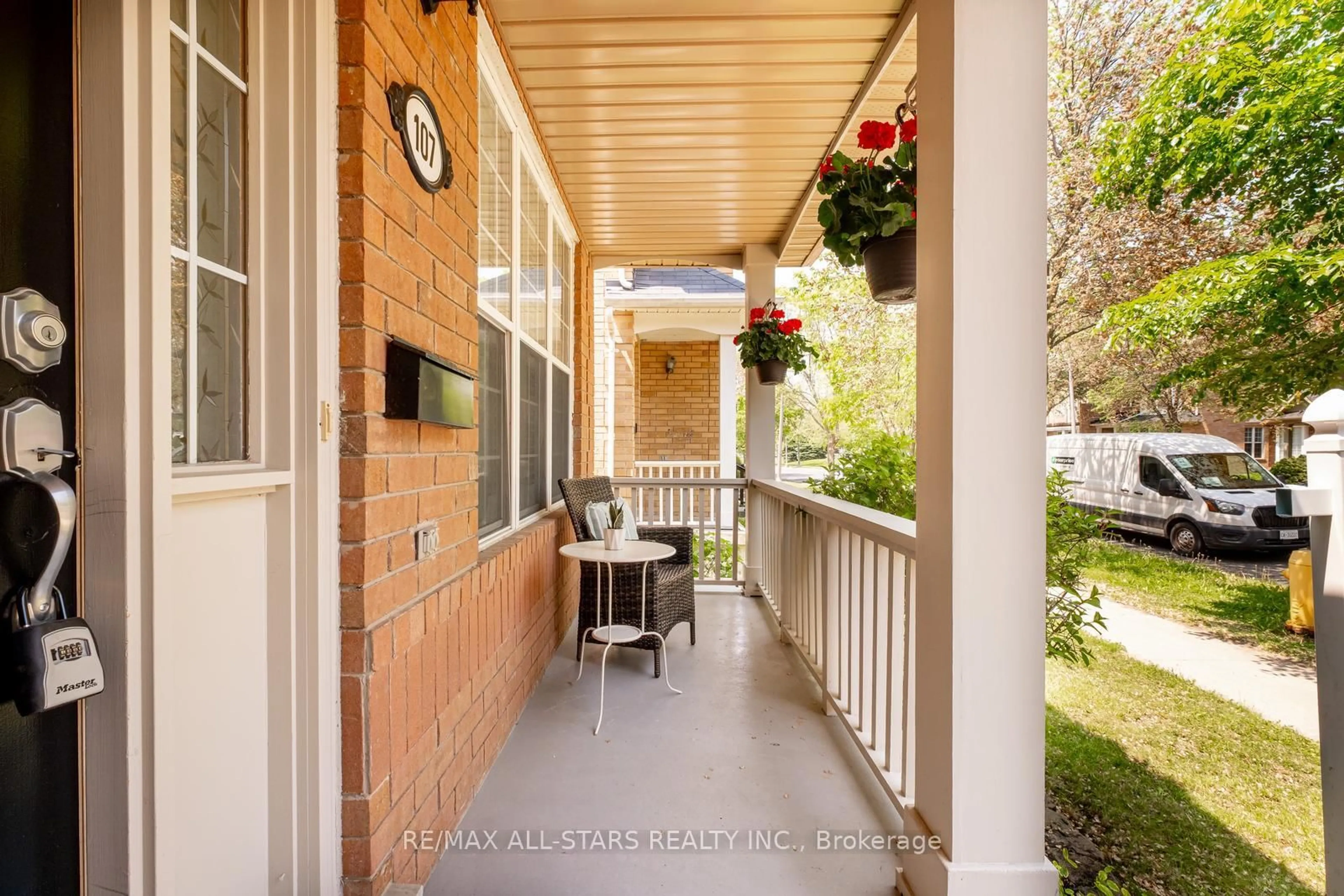Patio, street for 107 White's Hill Ave, Markham Ontario L6B 1C2