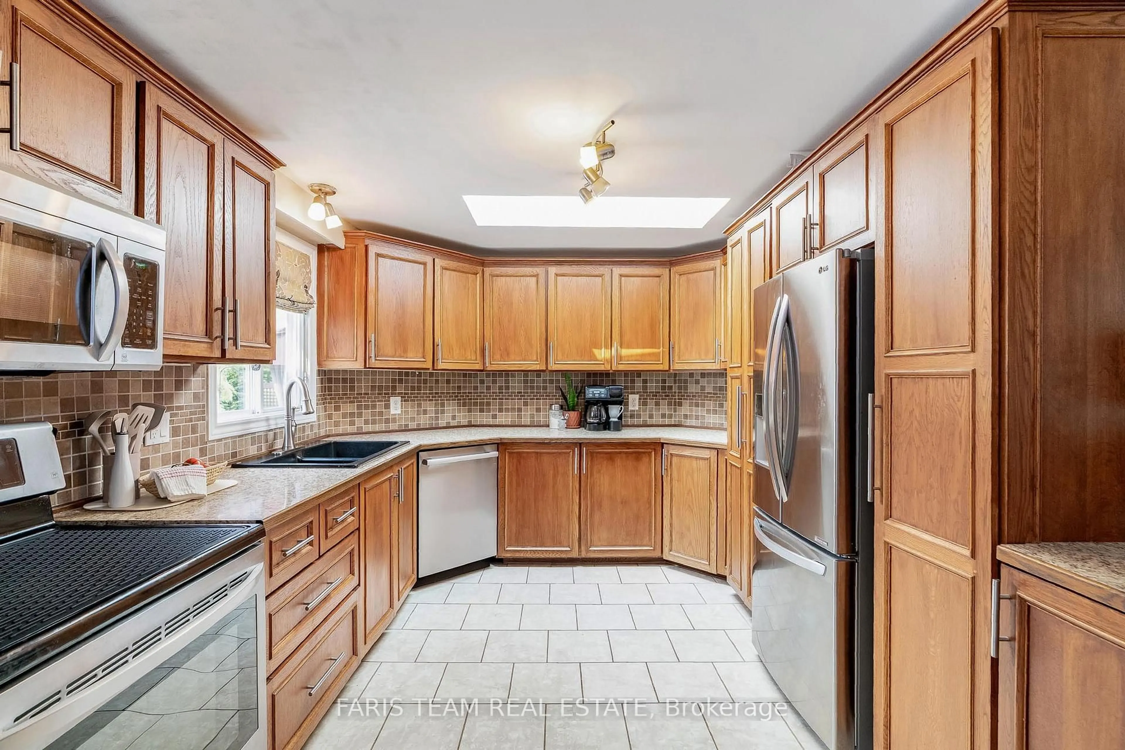 Standard kitchen, ceramic/tile floor for 81 Corner Brook Tr, Innisfil Ontario L9S 1S1