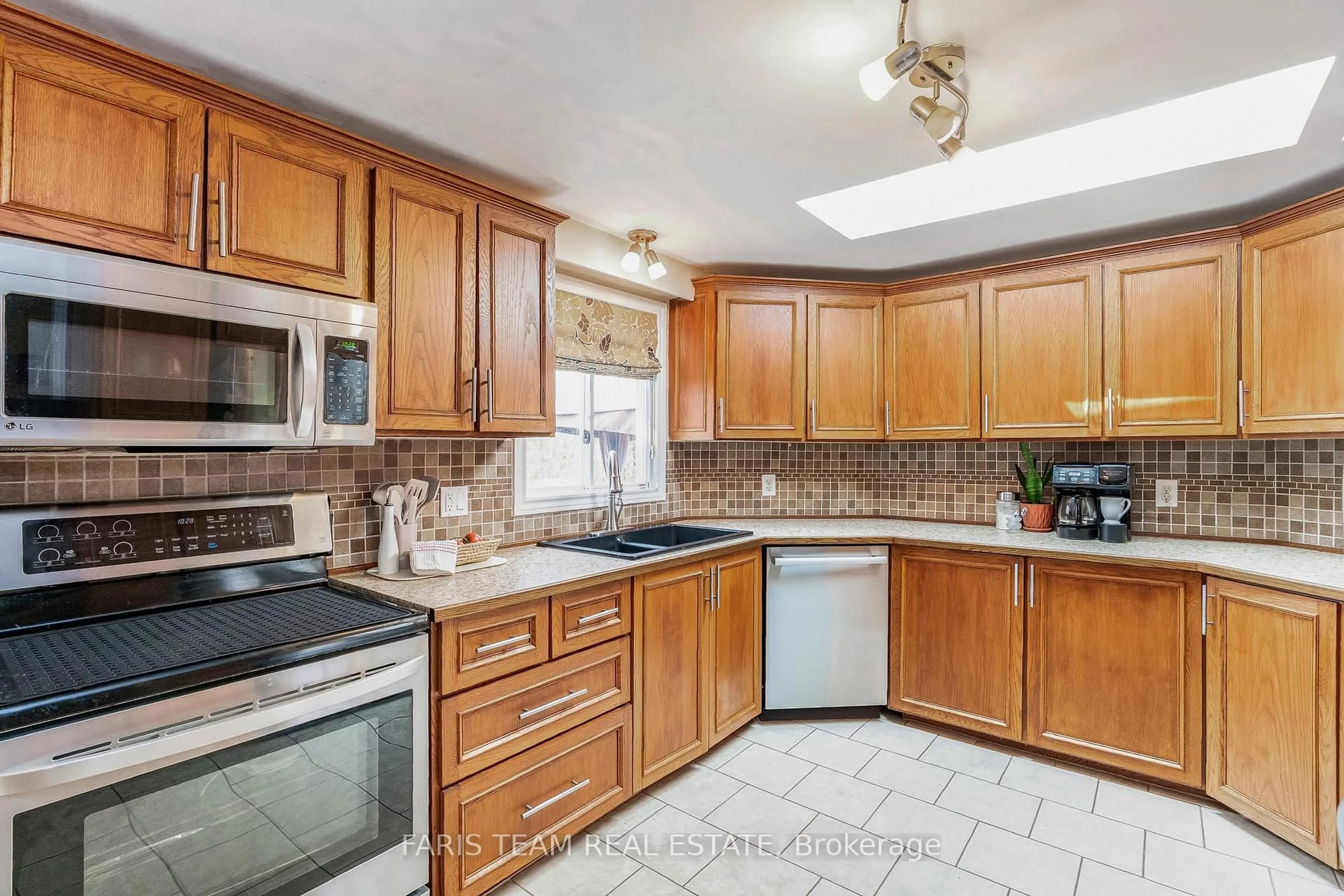 Standard kitchen, ceramic/tile floor for 81 Corner Brook Tr, Innisfil Ontario L9S 1S1