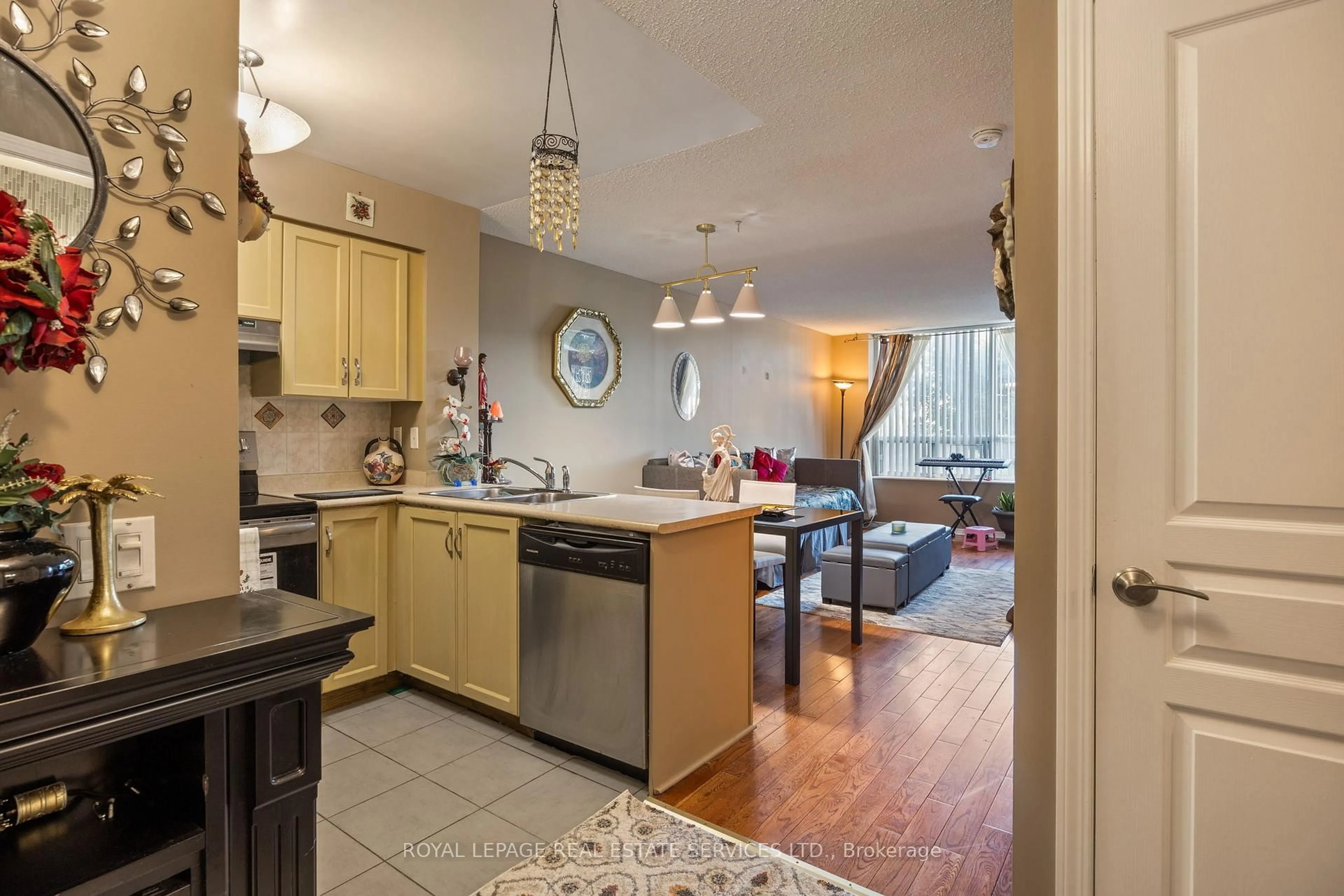 Open concept kitchen, unknown for 9 Northern Heights Dr #101, Richmond Hill Ontario L4B 4M5