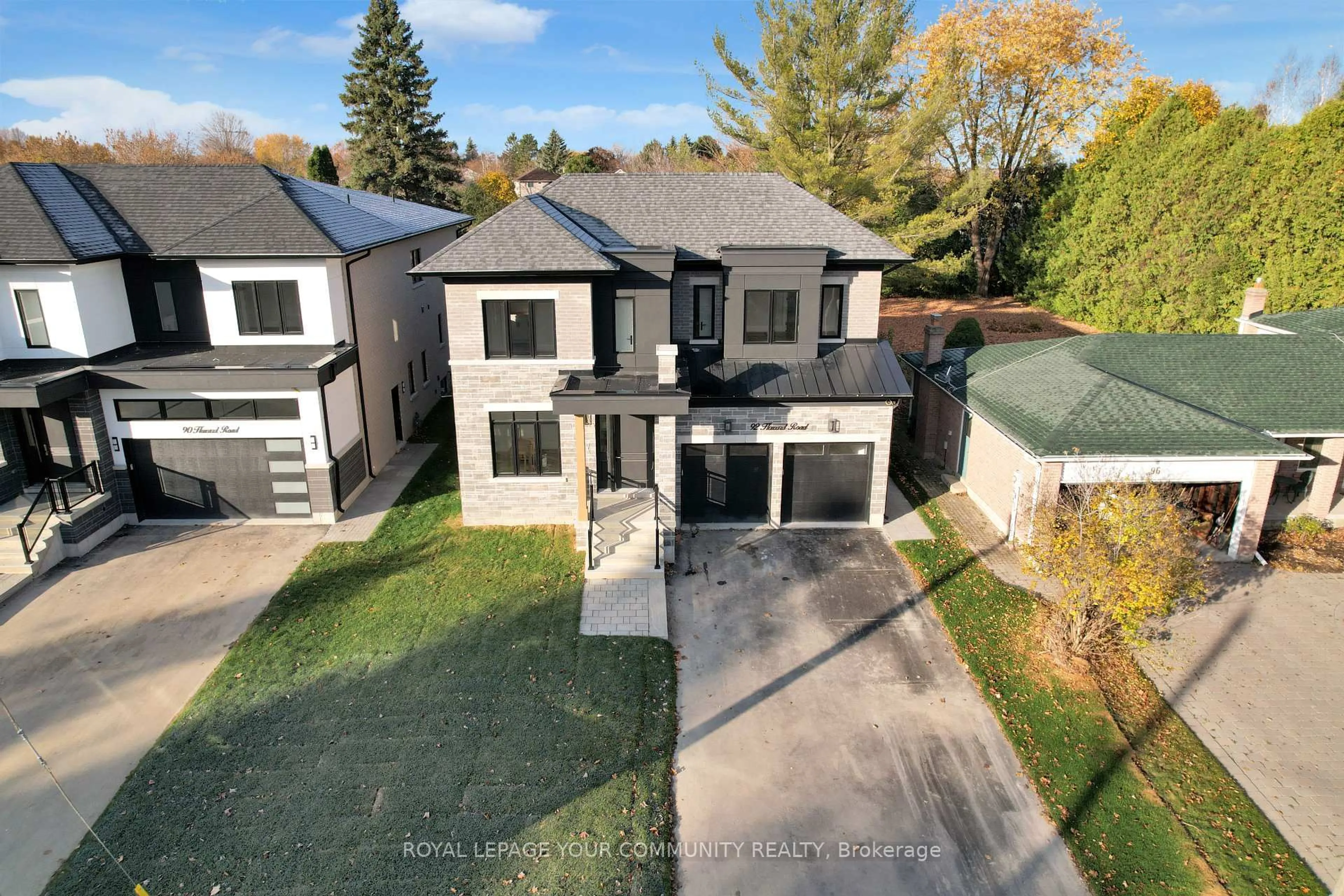 A pic from outside/outdoor area/front of a property/back of a property/a pic from drone, street for 92 Howard Rd, Newmarket Ontario L3Y 3G7