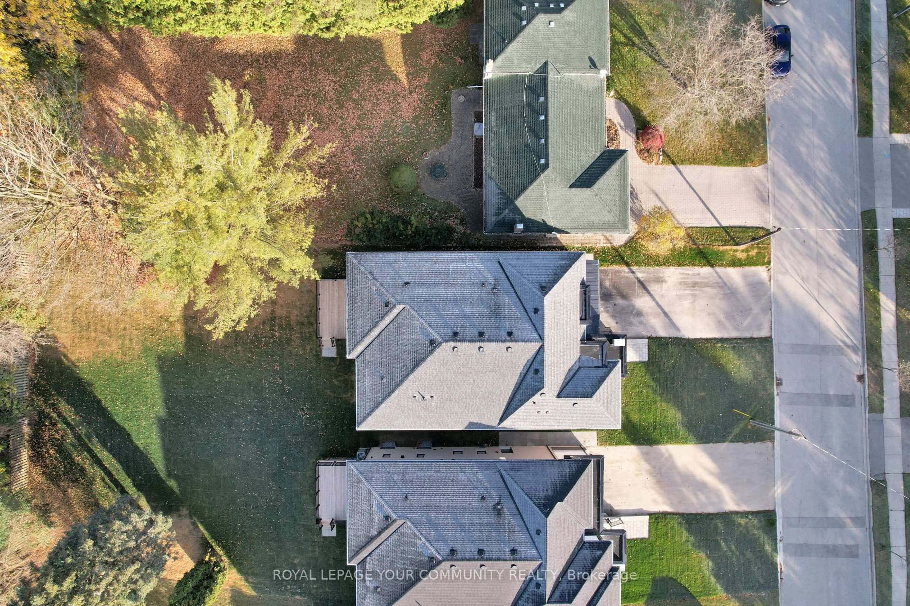 A pic from outside/outdoor area/front of a property/back of a property/a pic from drone, unknown for 92 Howard Rd, Newmarket Ontario L3Y 3G7