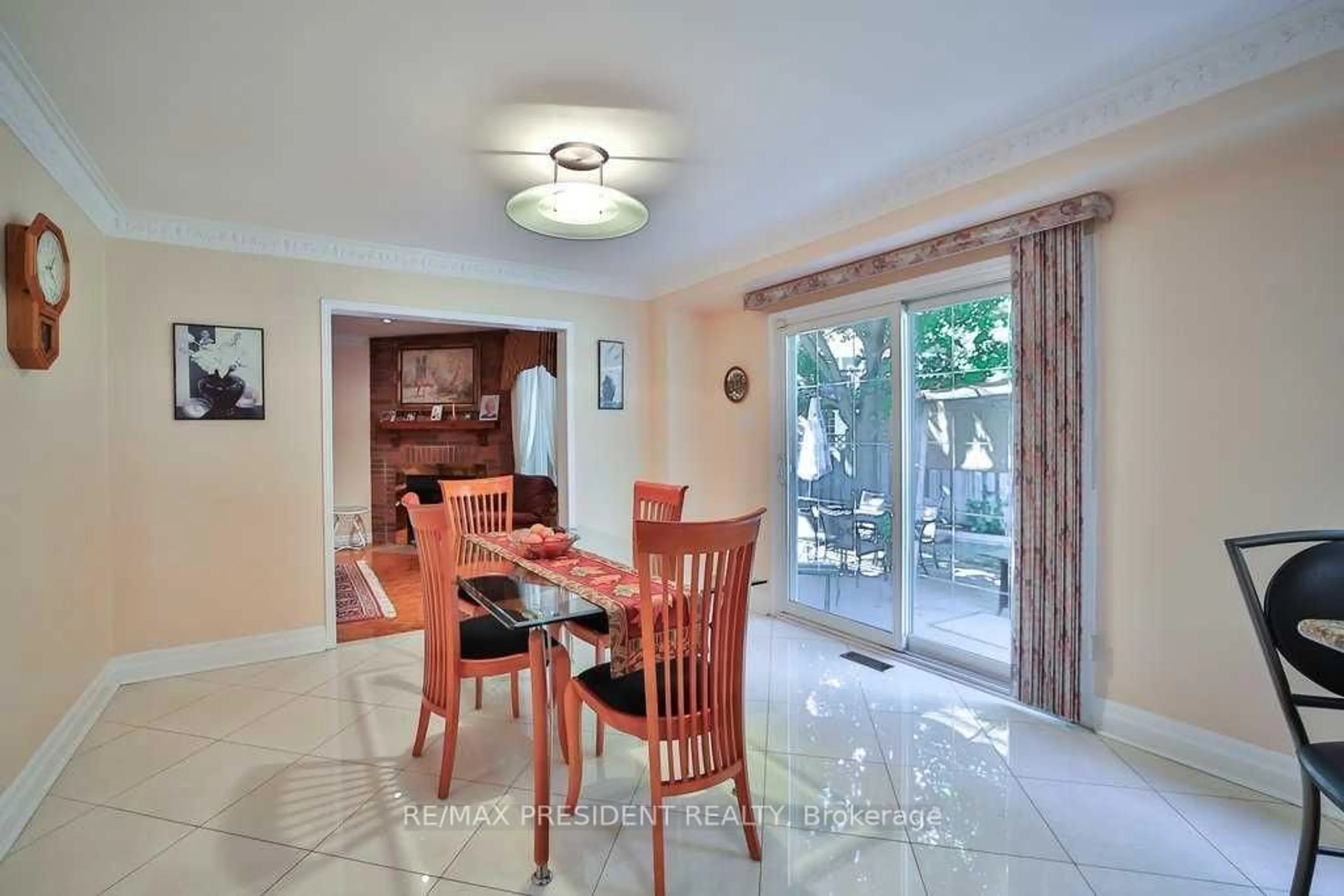 Dining room, ceramic/tile floor for 30 Anvil Crt, Richmond Hill Ontario L4C 9G6