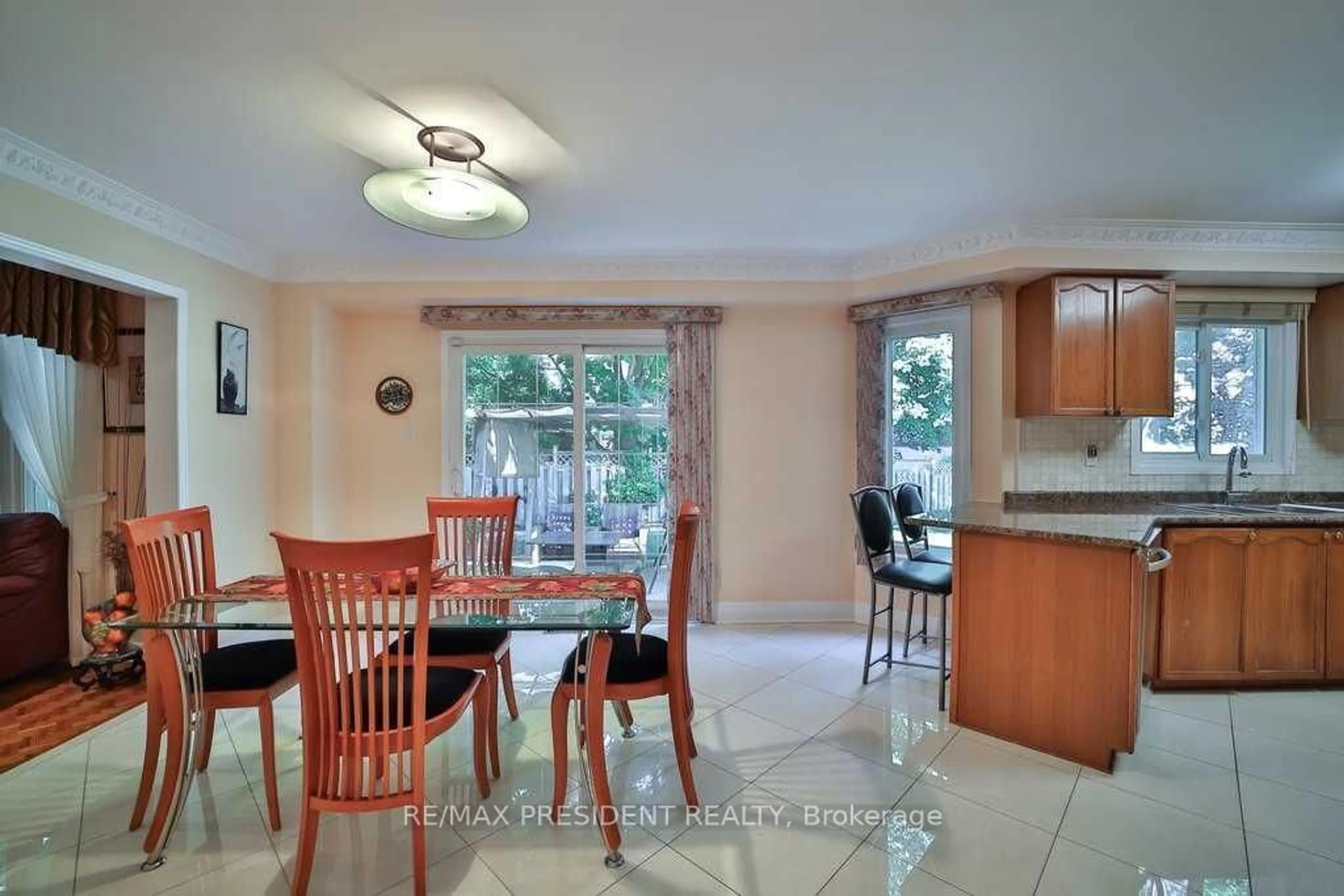 Dining room, ceramic/tile floor for 30 Anvil Crt, Richmond Hill Ontario L4C 9G6